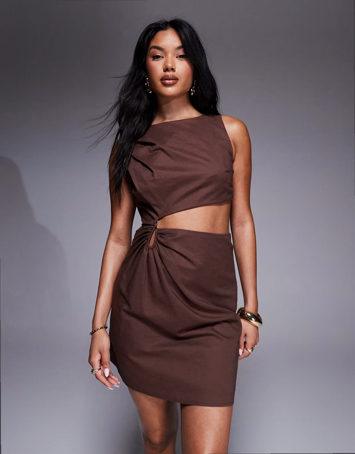 – Minikleid in Schokobraun mit Leinenanteil, Cut-Out und Metalldetail