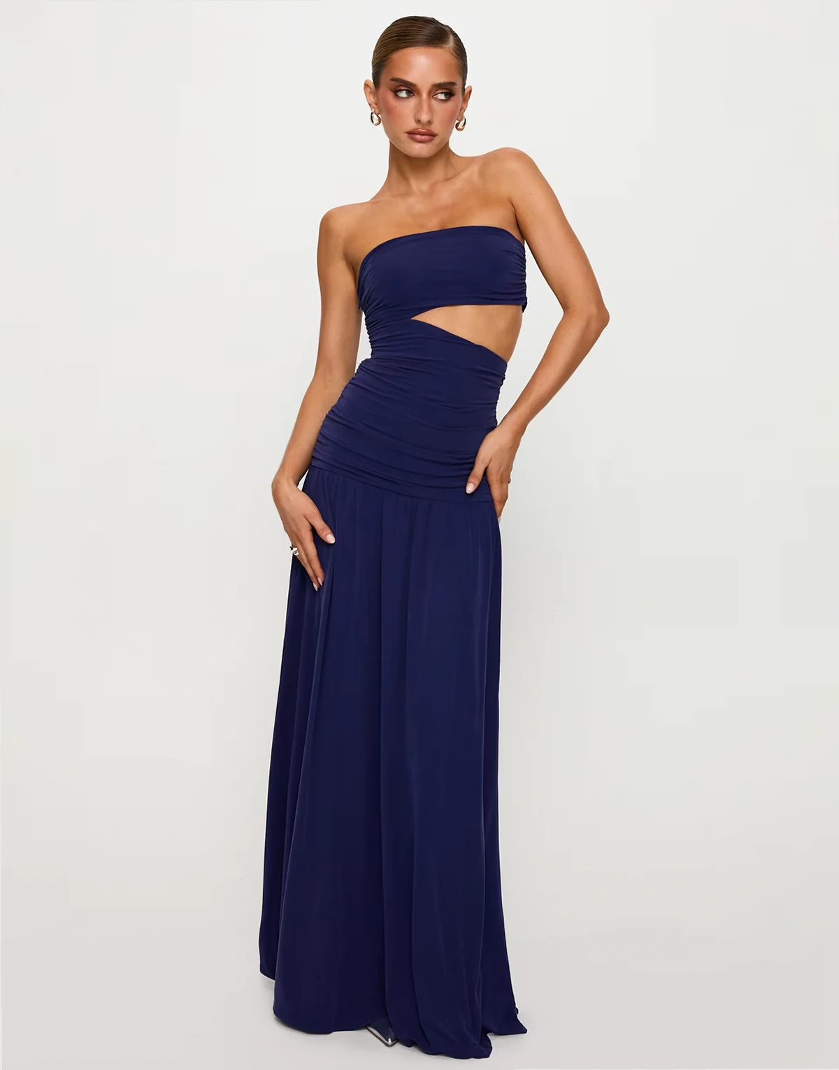 – Grandeur – Trägerloses Maxikleid in Marineblau mit Zierausschnitt und tiefer Taille