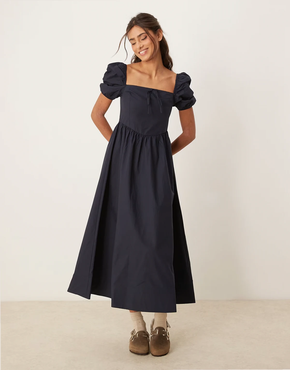 – Wadenlanges Kleid in Marineblau mit Puffärmeln und eckigem Ausschnitt