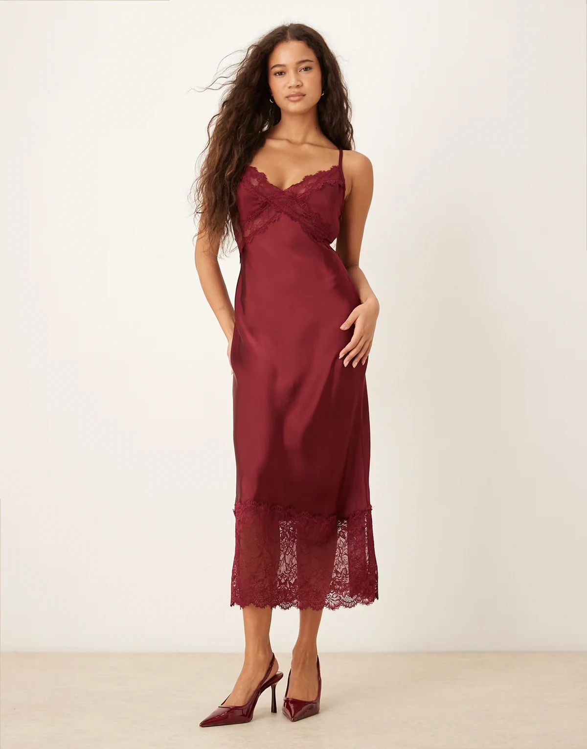 satin midaxi lace detailed dress in burgundy