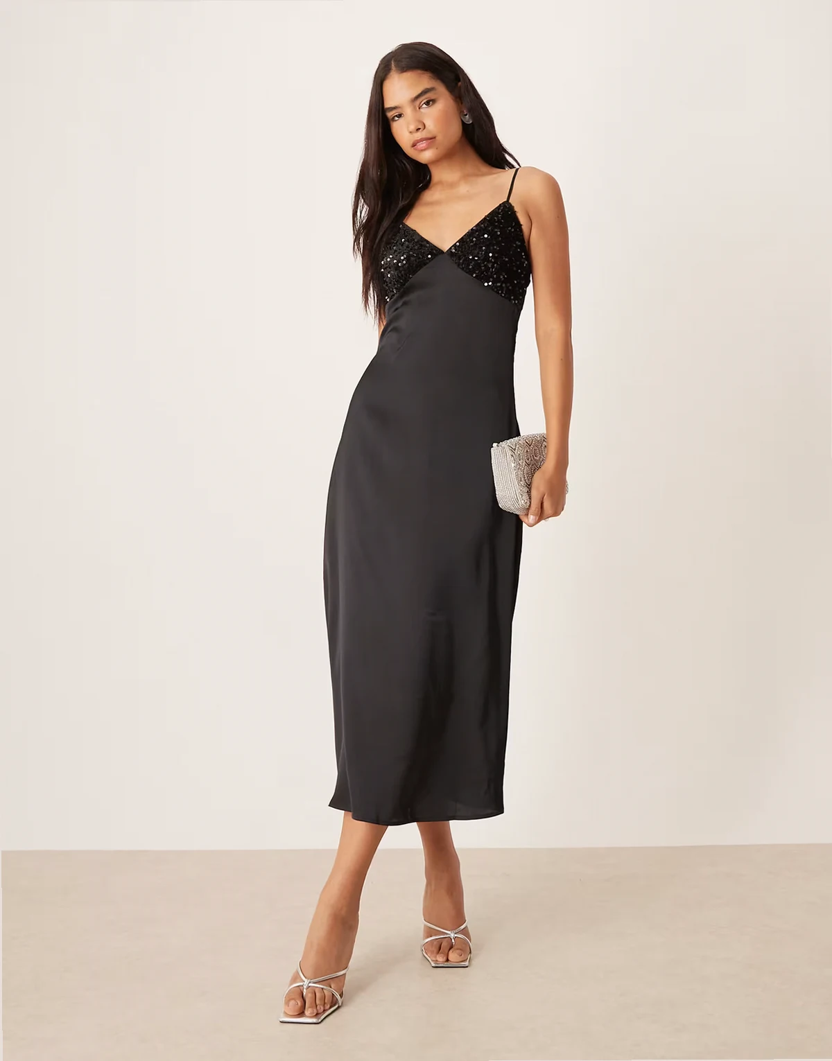 – Satin-Midikleid in Schwarz mit Pailletten an der Brustpartie