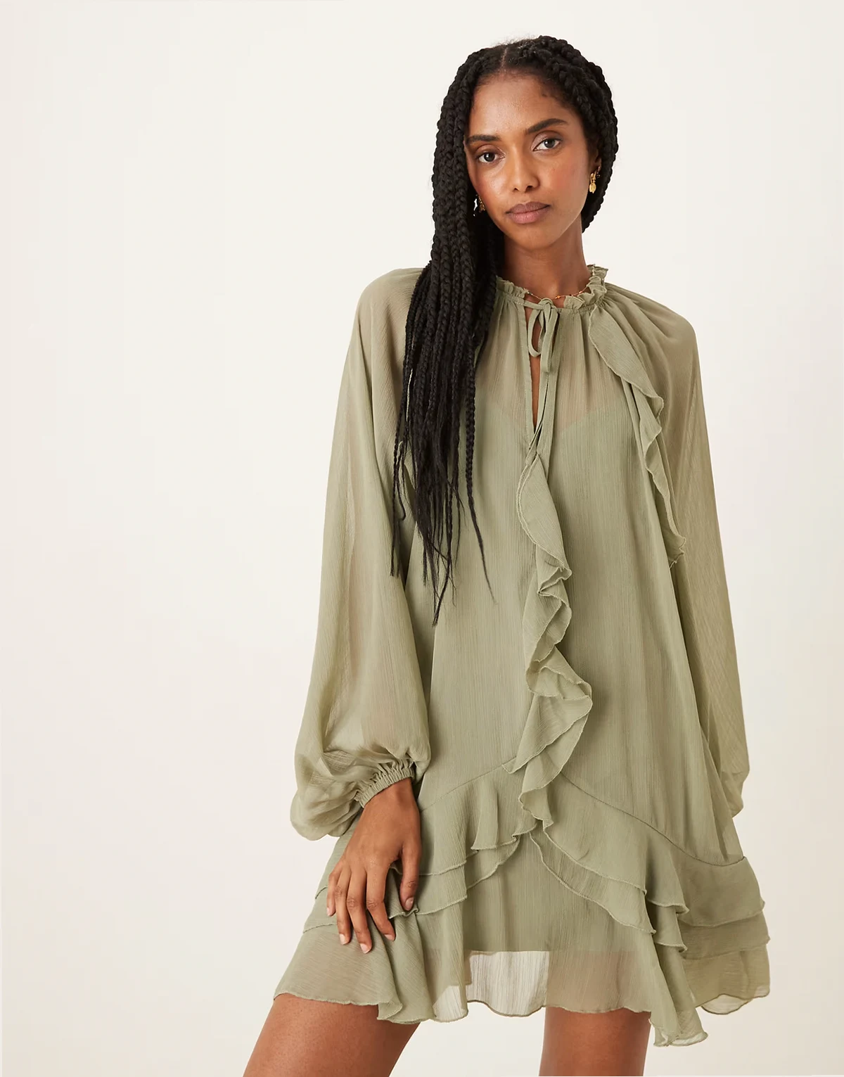 – Chiffon-Minikleid im Boho-Stil in Salbeigrün mit Rüschen
