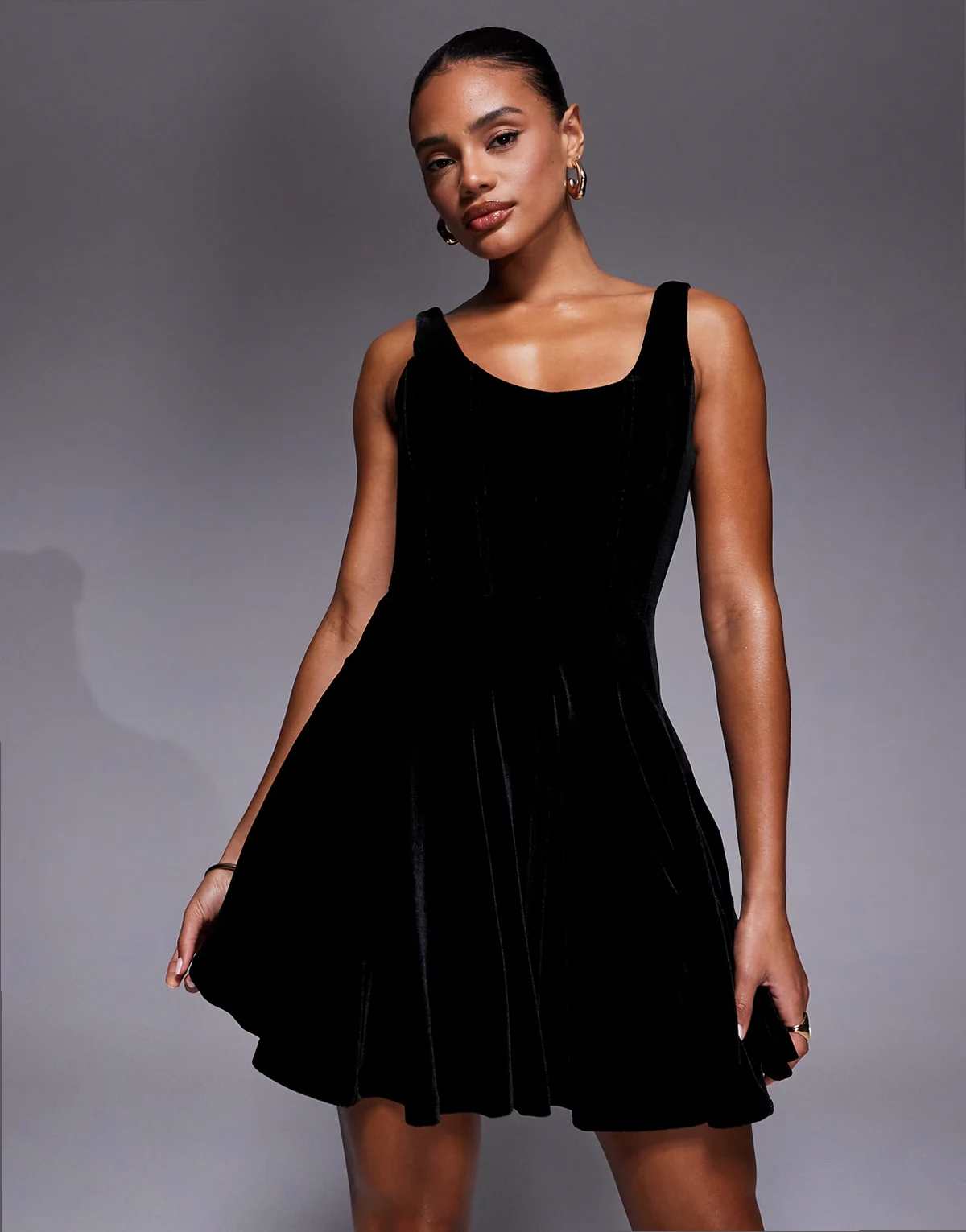 London – Premium – Kurzes Skater-Kleid aus Samt in Schwarz mit Faltenrock und U-Ausschnitt