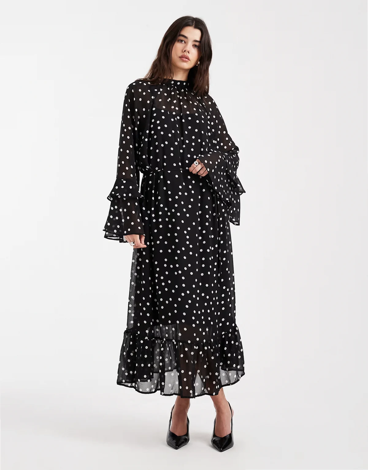 – Maxikleid im Boho-Stil mit Polka-Dot-Muster in Schwarz und Weiß mit Rüschen