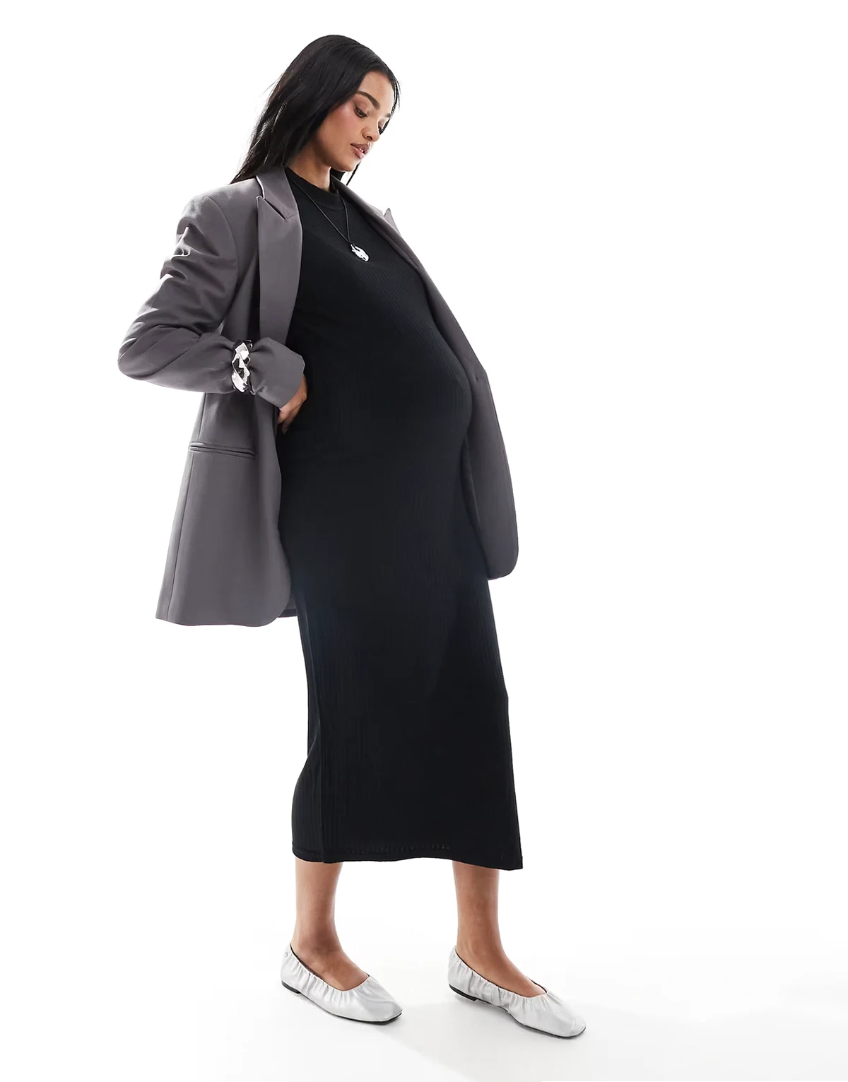 Maternity – Hochgeschlossenes, langärmliges Midi-Umstandskleid aus weichem Material in Schwarz mit Rippenmuster