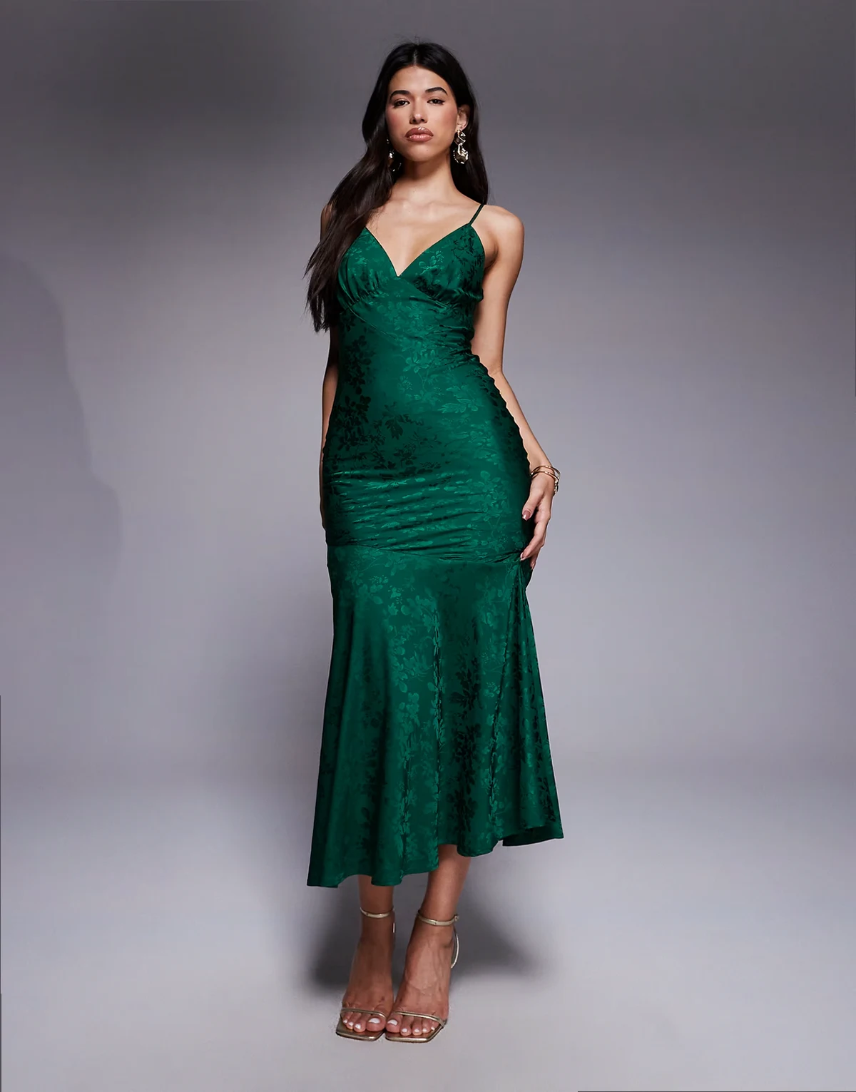 London – Exklusives Midaxi-Camisole-Kleid aus geblümtem Jacquard-Satin in Smaragdgrün mit Schwalbenschwanzsaum