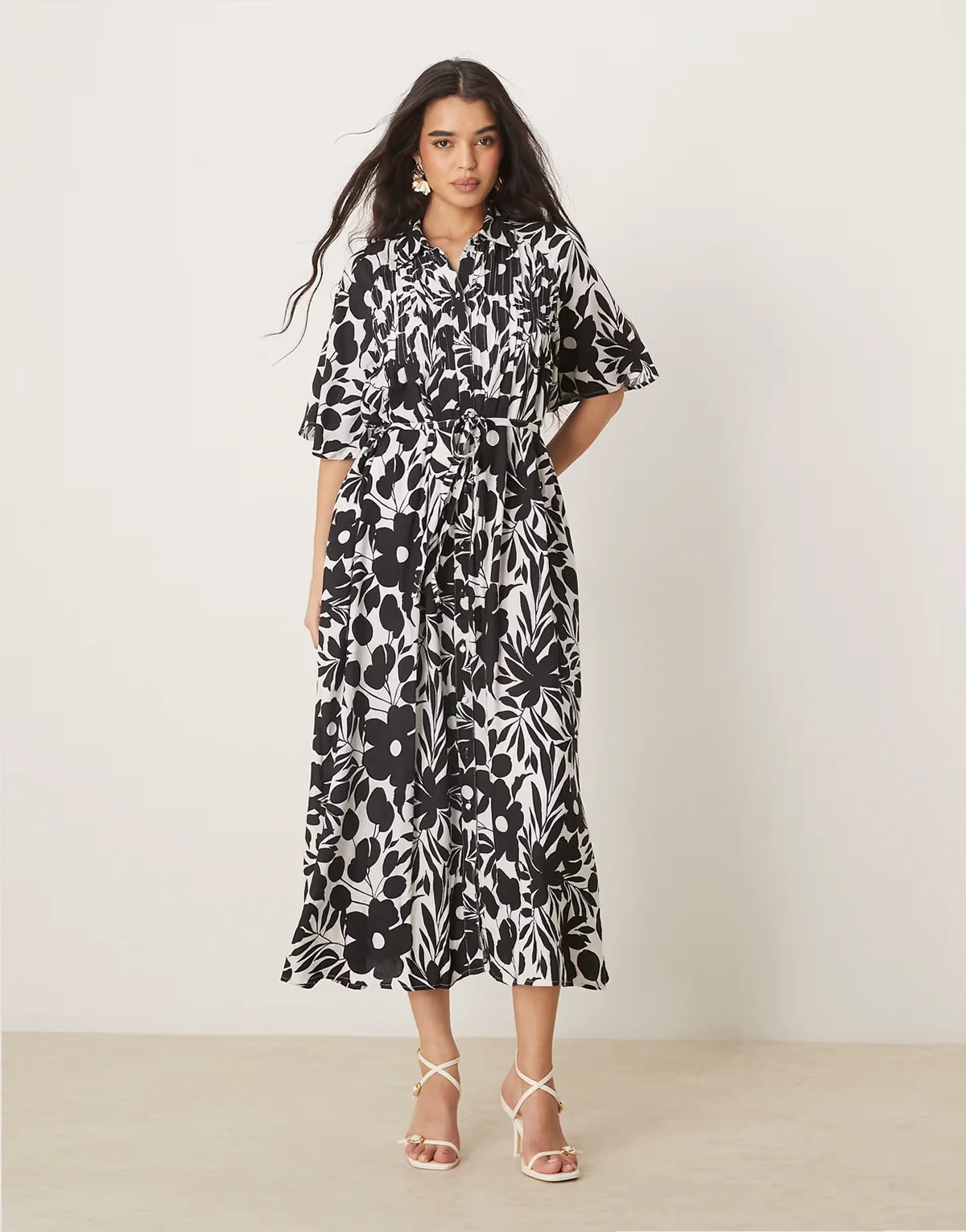 – Kleid mit Knopfleiste, Bindegürtel, ausgestellten Ärmeln und schwarz-weißem Blumenmuster
