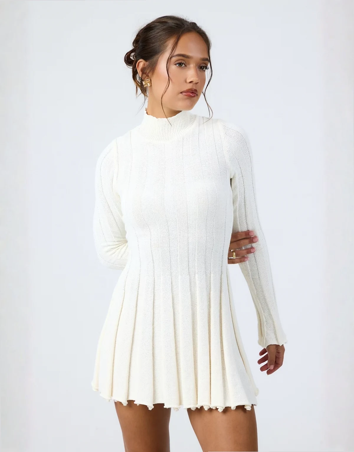 – Hochgeschlossenes Mini-Strickkleid in Cremeweiß mit breiter Rippenstruktur und Faltensaum