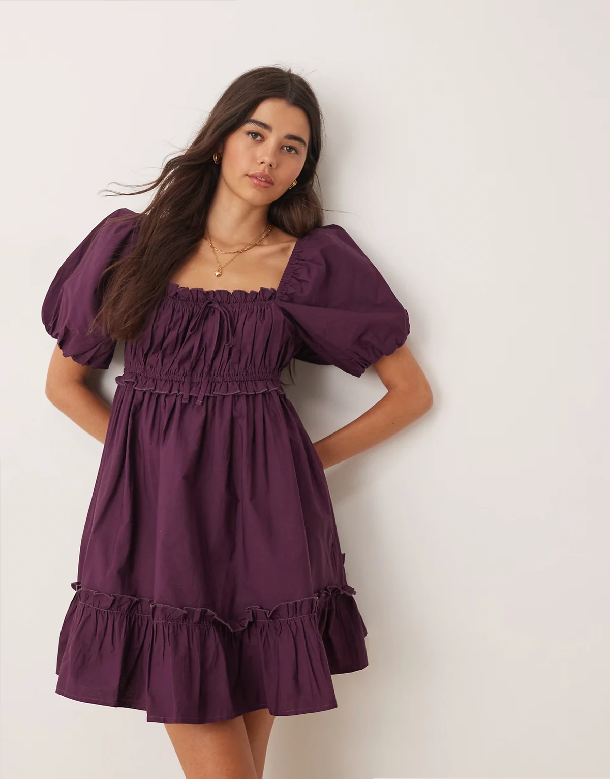 – Minikleid in Pflaume mit Puffärmeln