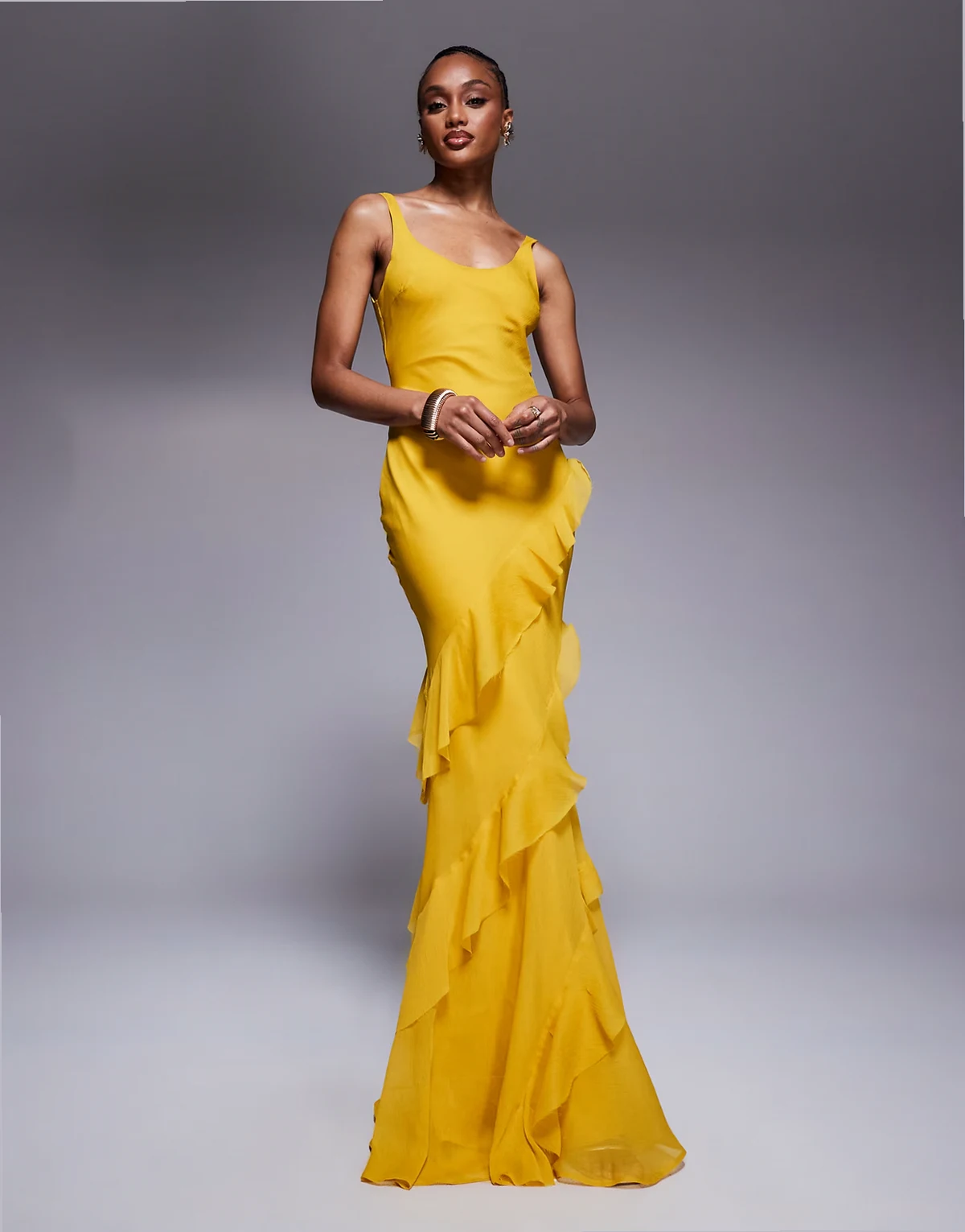 ASOS DESIGN Tall – Maxikleid in Senfgelb mit U-Ausschnitt, Rüschenrock und Rückenausschnitt