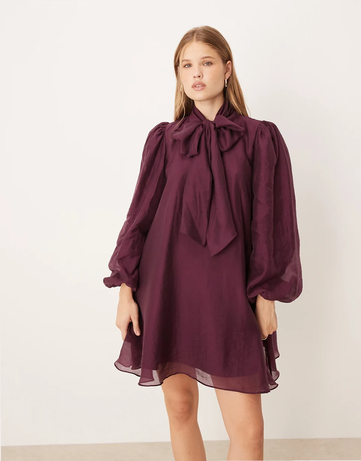 – Boho-Minikleid aus weich fallendem Chiffon in Beerenrot