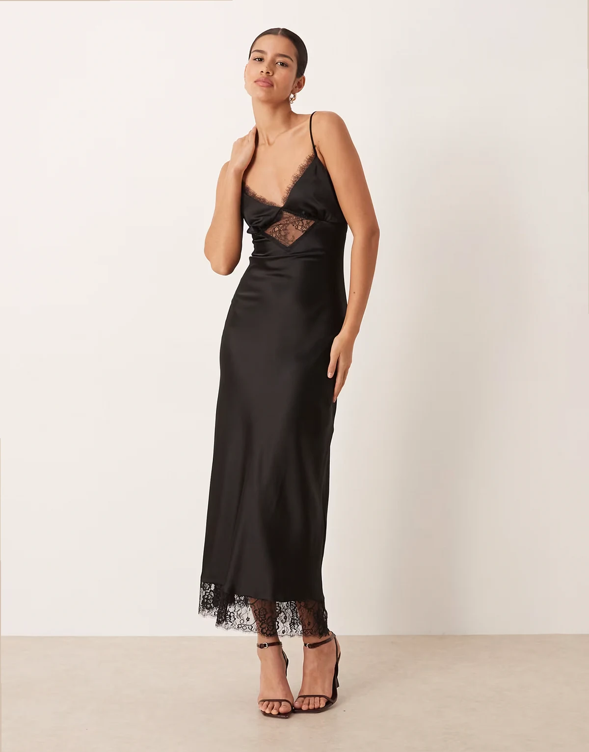 – Maxikleid aus Satin und Spitze in Schwarz
