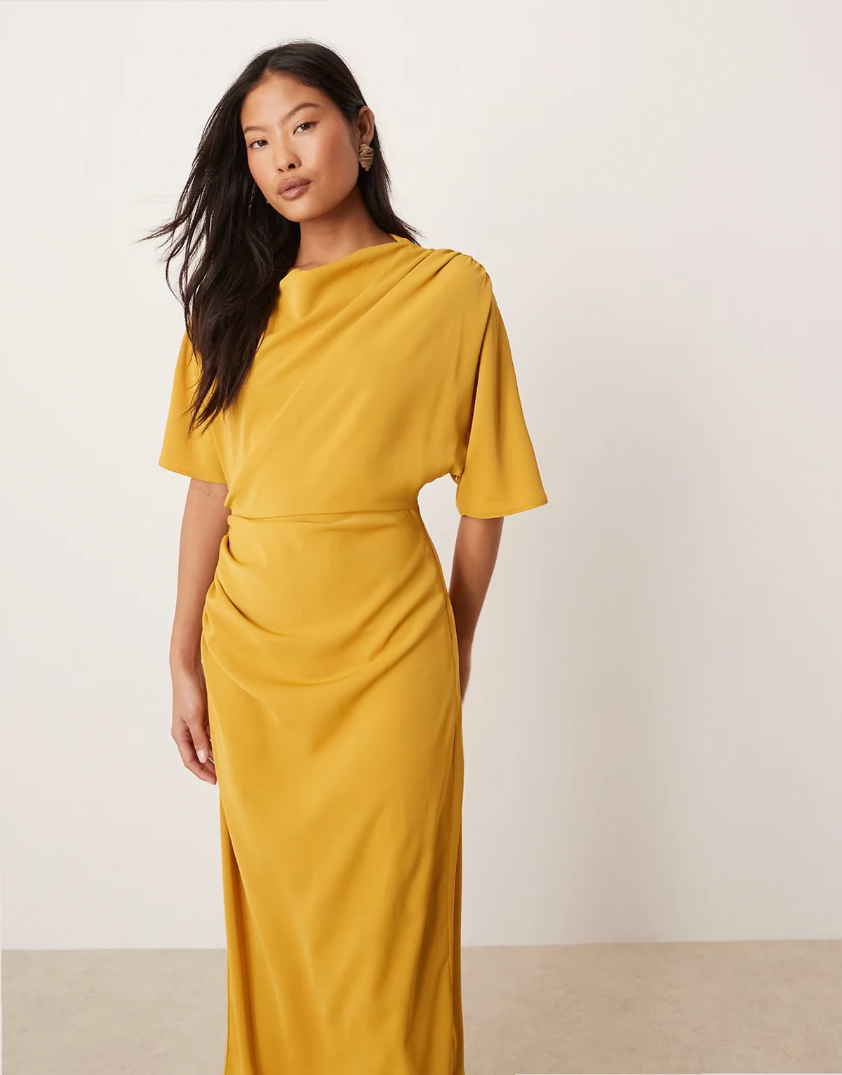 ASOS DESIGN Petite – Drapiertes, anschmiegsames Midikleid in Gold mit abfallender Schulterpartie