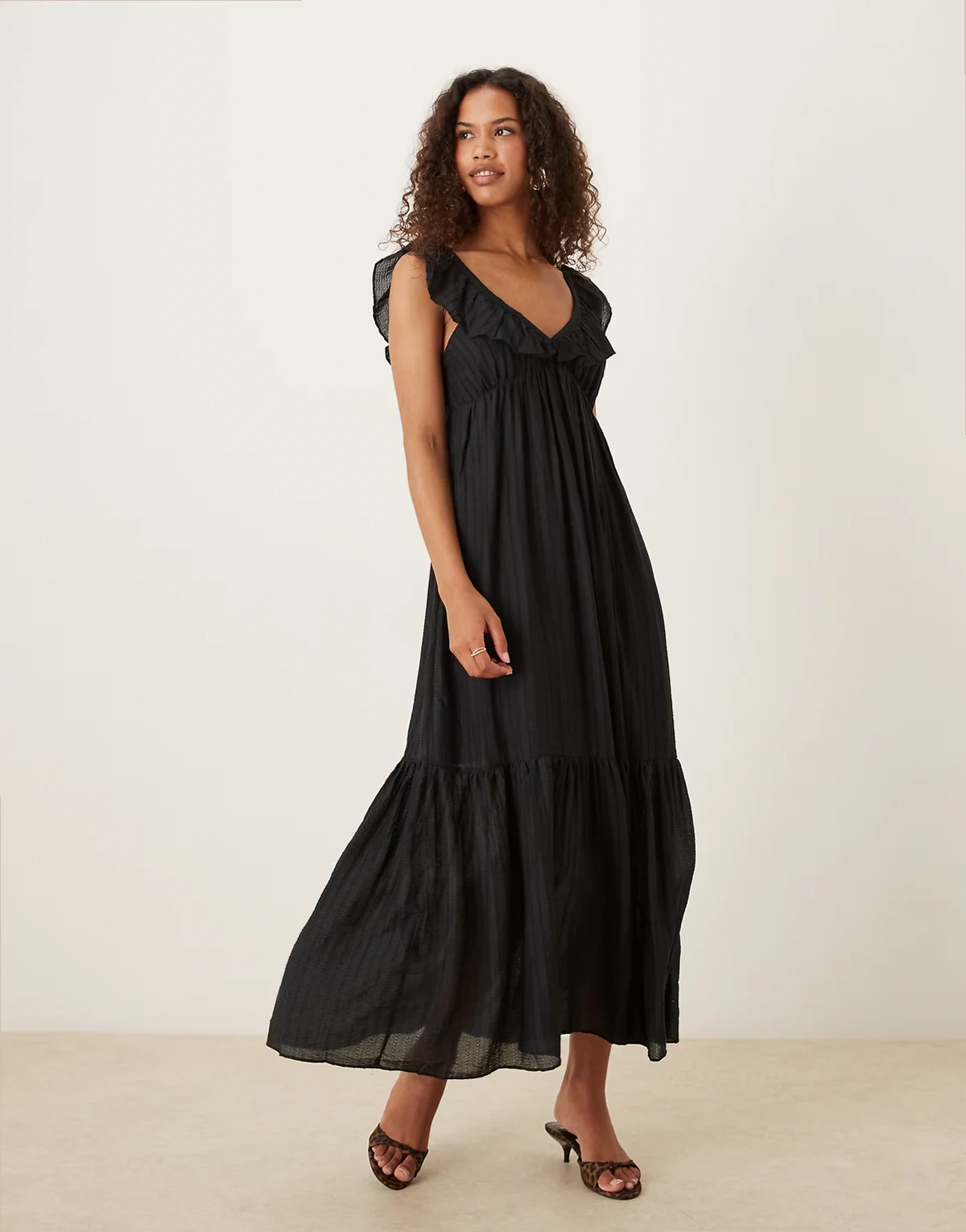 – Gestuftes Maxikleid in Schwarz mit V-Ausschnitt