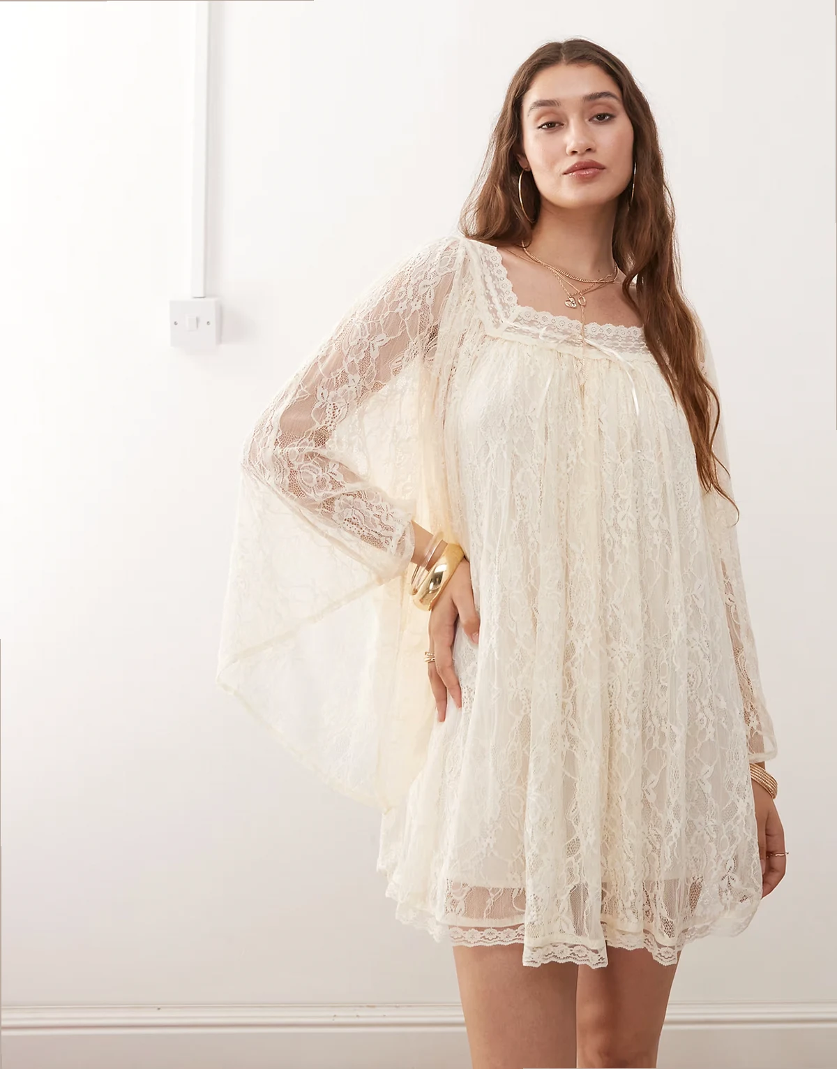 – Langärmliges Spitzen-Kleid in Creme