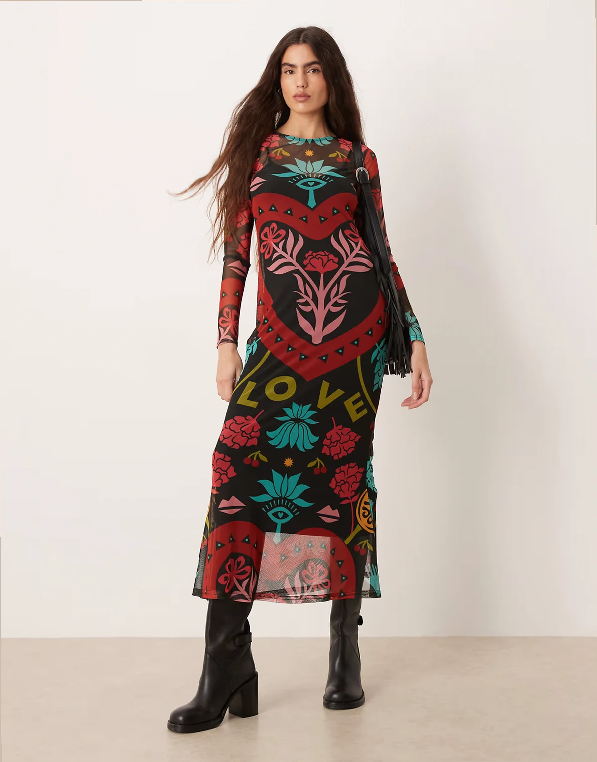 – Siateczkowa sukienka maxi w żywy abstrakcyjny wzór