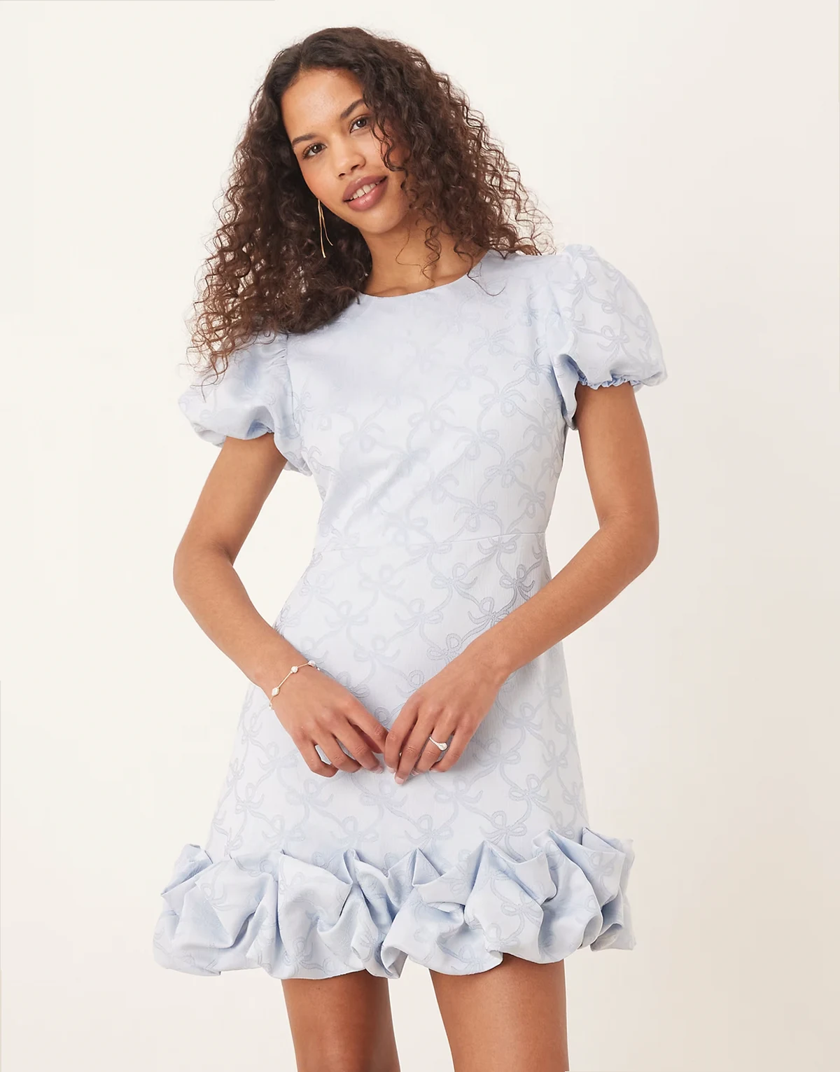 – Jacquard-Minikleid in Puderblau mit Ballonsaum