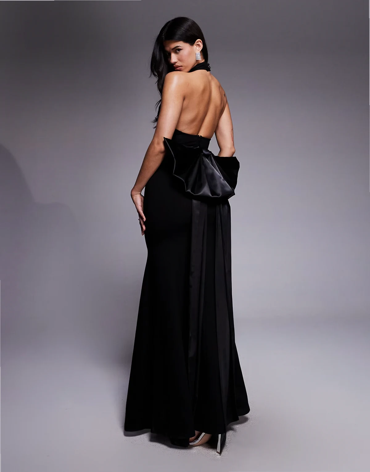 – Sutherland – Neckholder-Maxikleid in Schwarz mit Oversize-Schleife, Schärpe und Meerjungfrauensaum