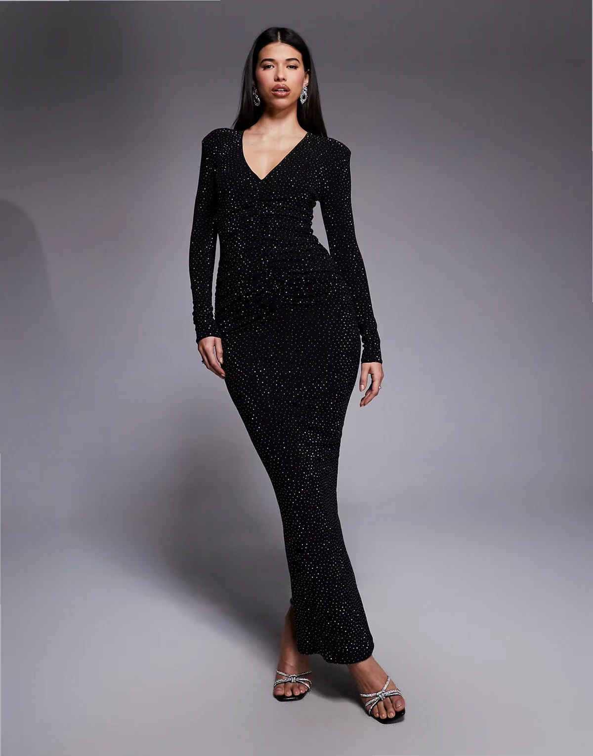 – Drew – Figurbetontes Maxikleid in Schwarz mit Strassbesatz, tiefem Ausschnitt und Raffung