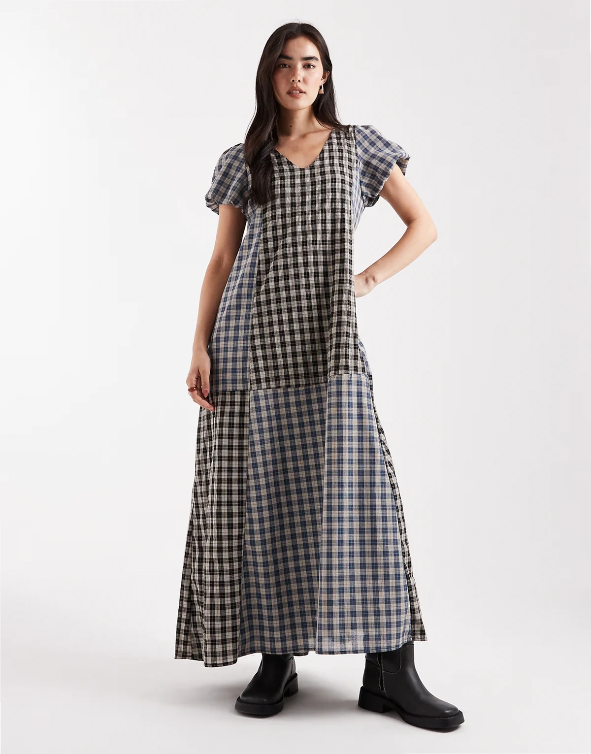 – Sukienka maxi z krótkimi rękawami-bufkami, w mieszaną kratkę