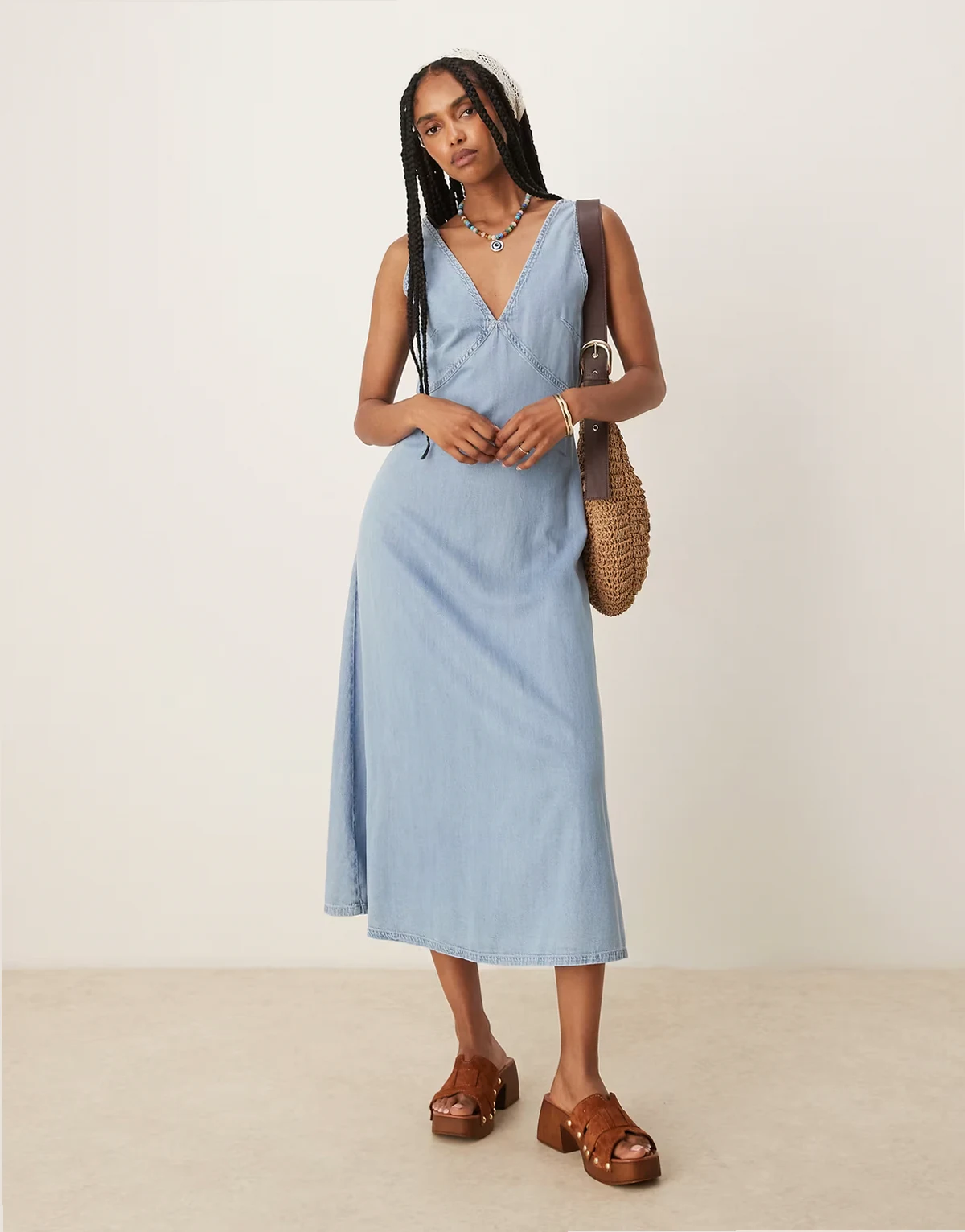 – Midaxi-Kleid aus weichem Denim in Blau mit A-Linien-Schnitt und V-Ausschnitt