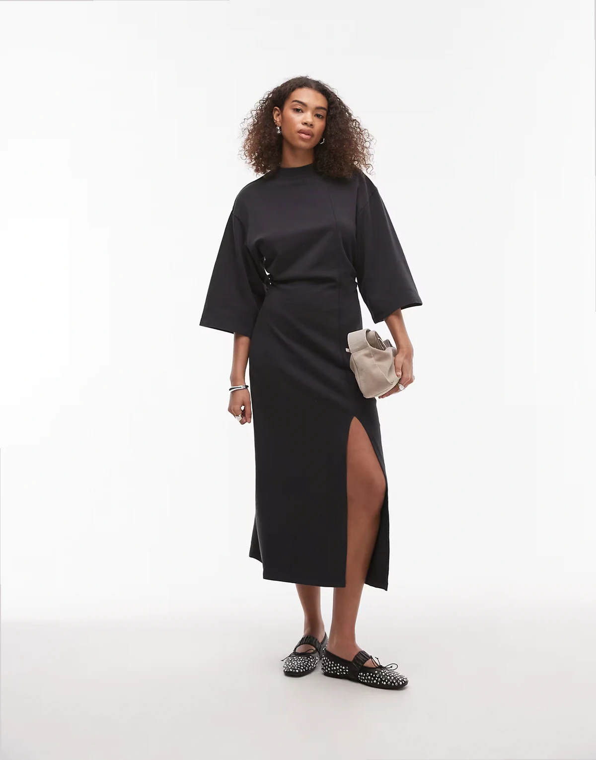 – Midikleid aus Jersey in Schwarz mit weiten Ärmeln und Schlitz vorne