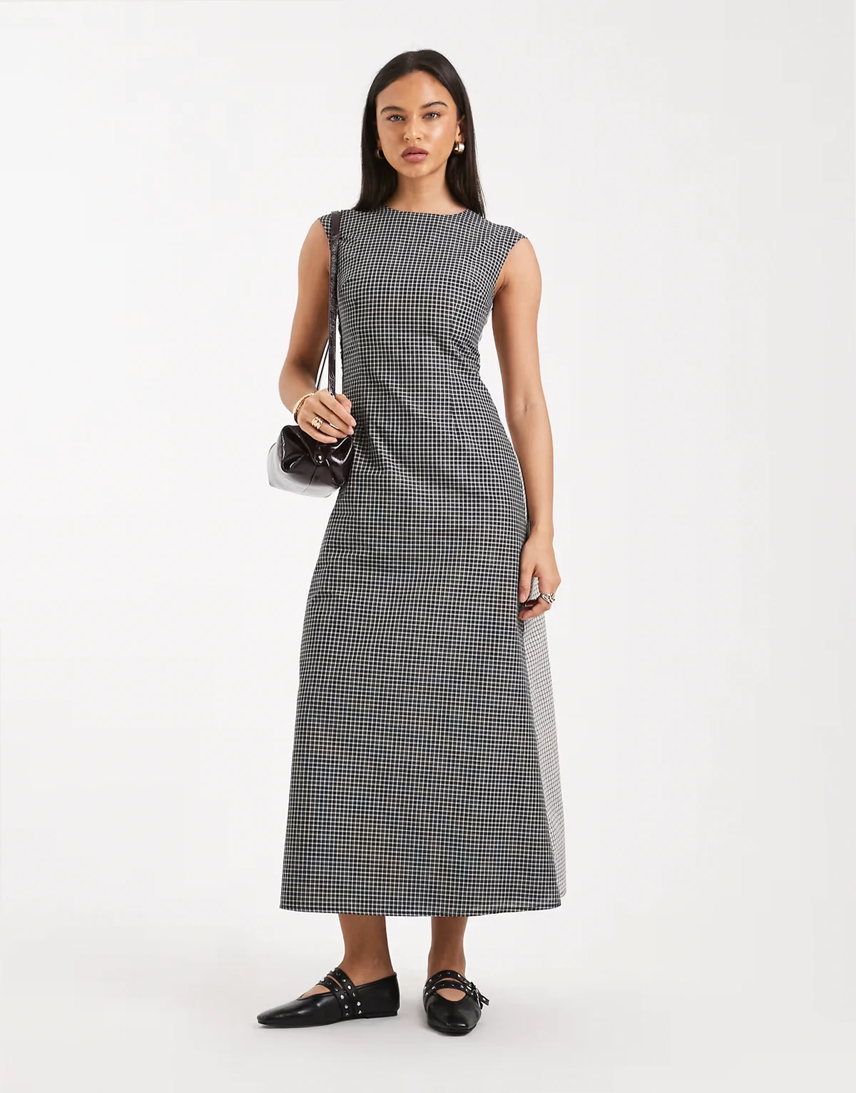 – Sukienka maxi ze skośnymi rękawkami w mieszaną kratkę z detalem z haftkami