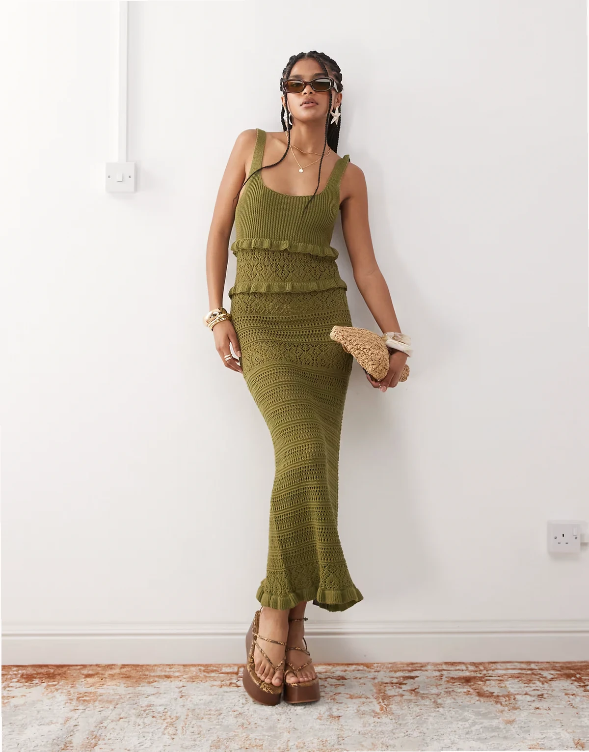 – Gehäkeltes Maxikleid in Khaki mit Rüschen