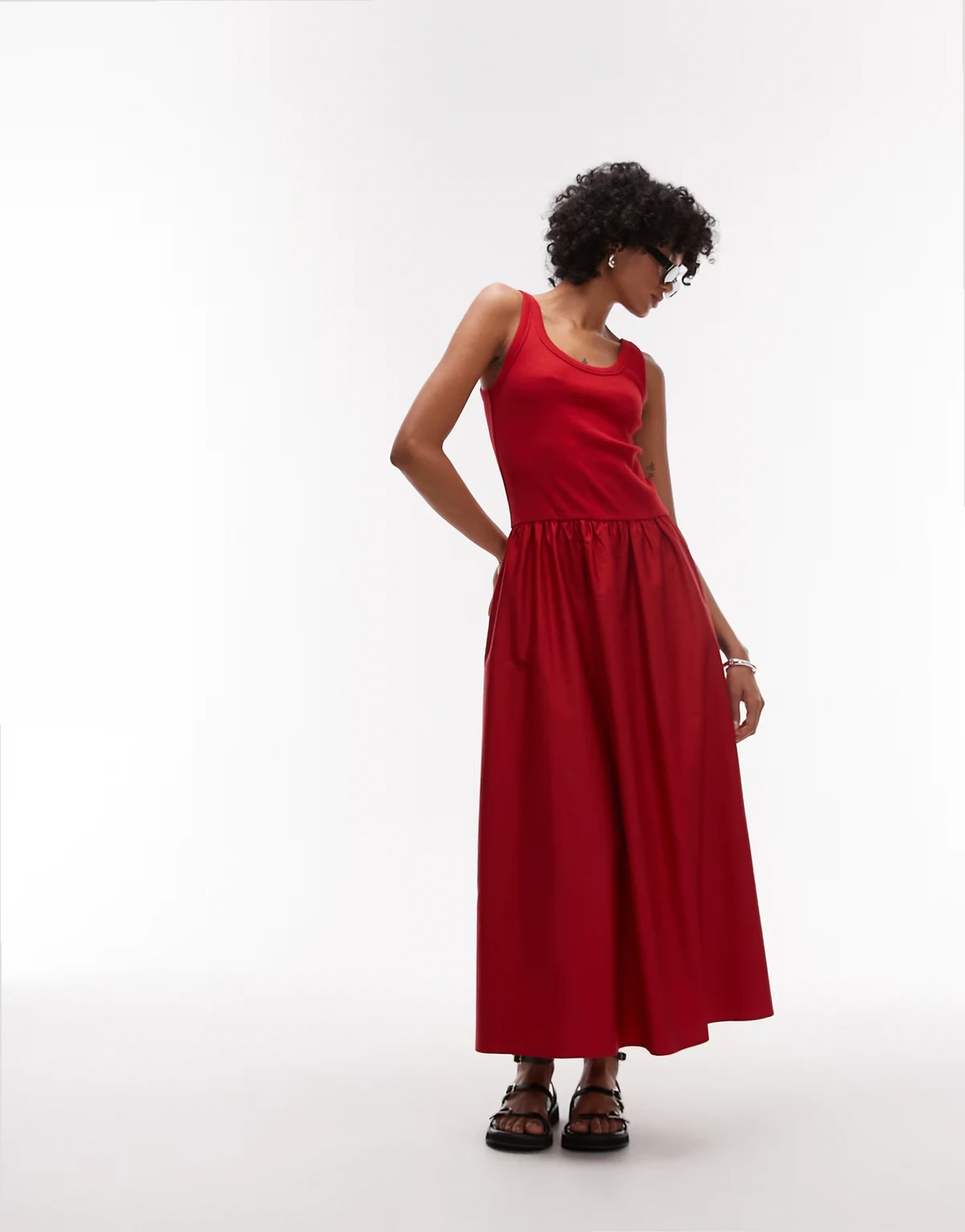 – Maxikleid aus Jersey- und Webstoff in Rot mit voluminösem Saum
