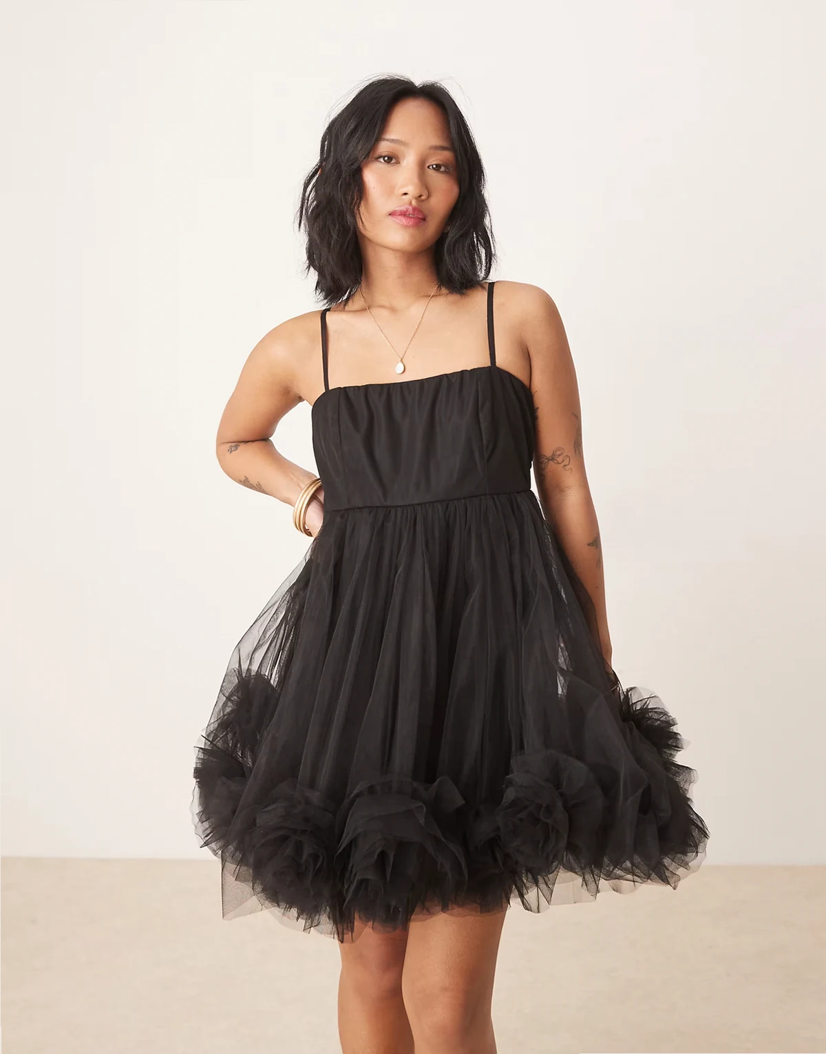 – Czarna sukienka mini w stylu babydoll z bufiastym dołem