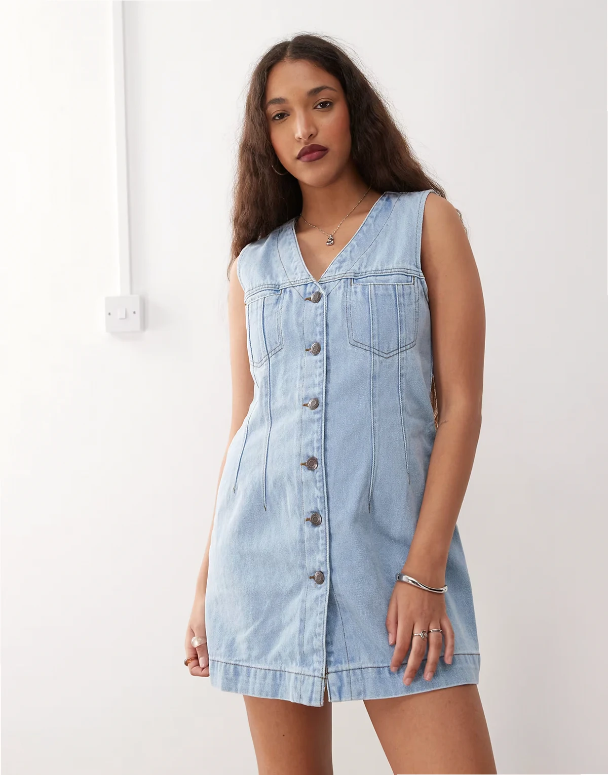 – Jeans-Minikleid in hellblauer Waschung mit Westenoberteil