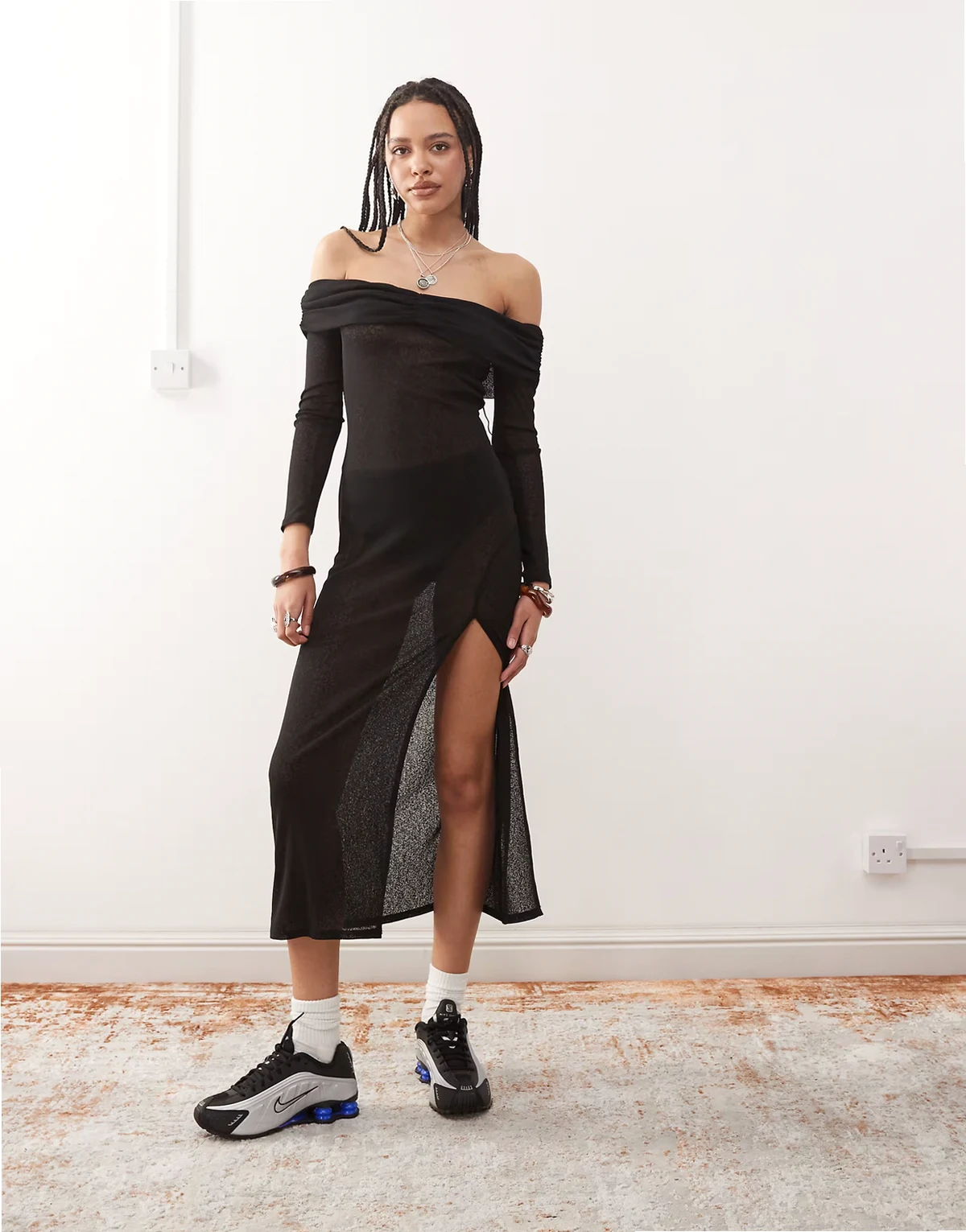 – Schulterfreies Maxikleid in transparentem Schwarz