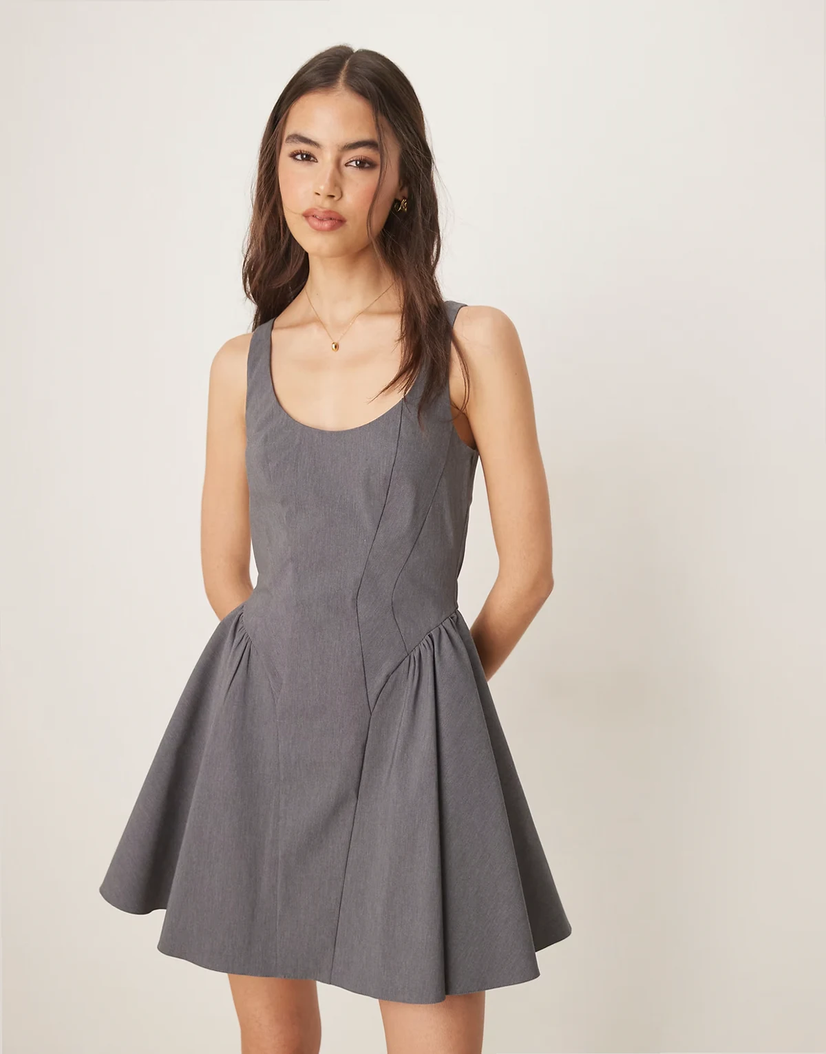 ASOS DESIGN Tall – Schwingendes Minikleid aus Bengaline in Anthrazit mit Struktur und U-Ausschnitt