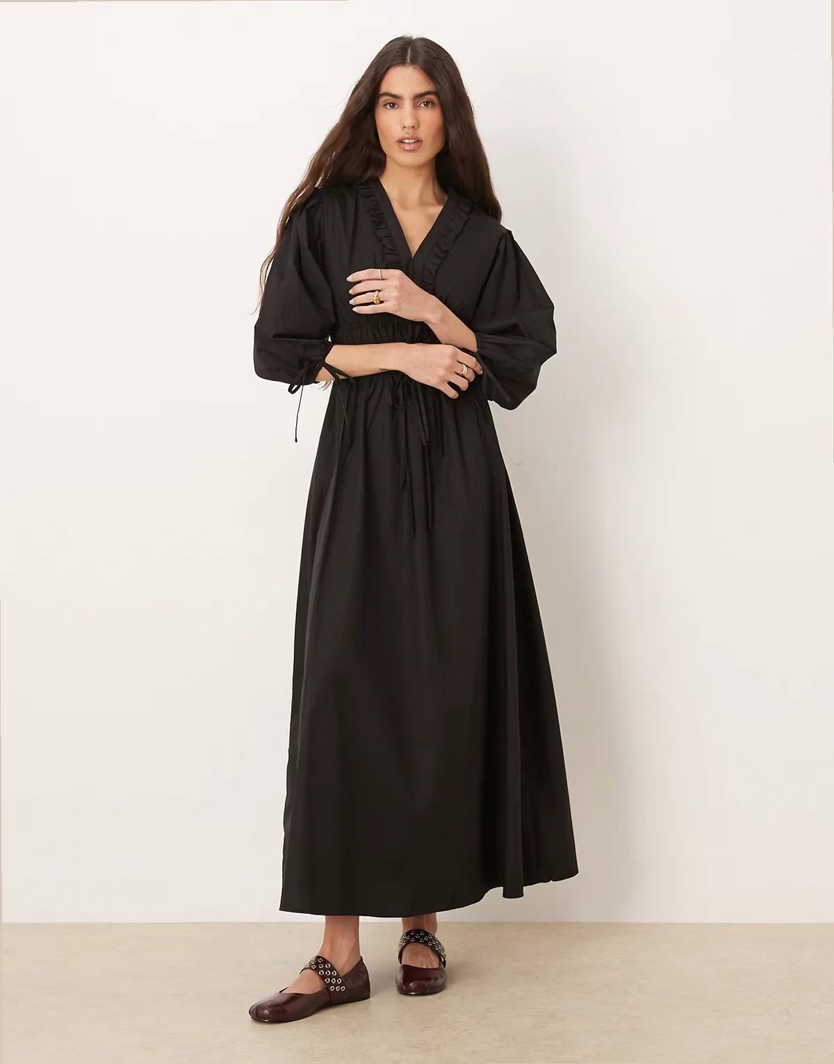 – Langärmliges Maxikleid aus Popeline mit V-Ausschnitt und Raffung