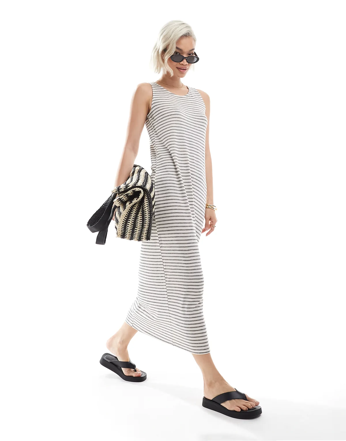 – Gestreiftes Tanktop-Maxikleid in meliertem Schwarz-Weiß