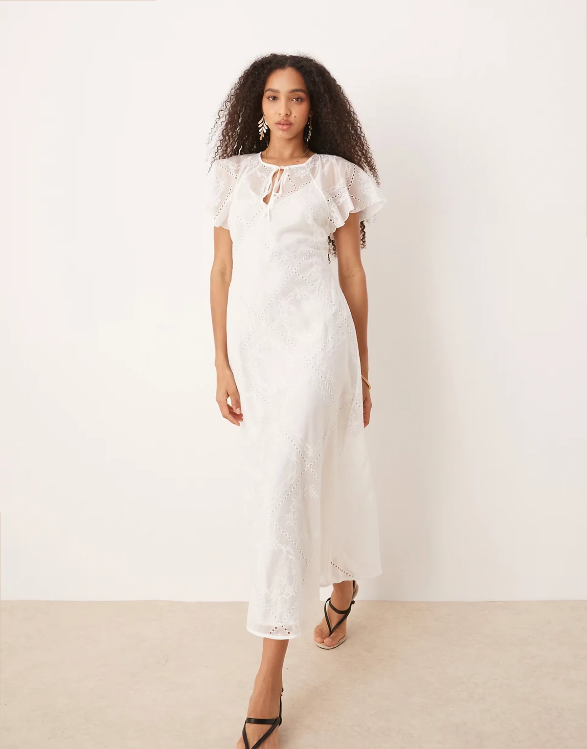 – Besticktes Spitzen-Maxikleid in Weiß mit Cape-Overlay
