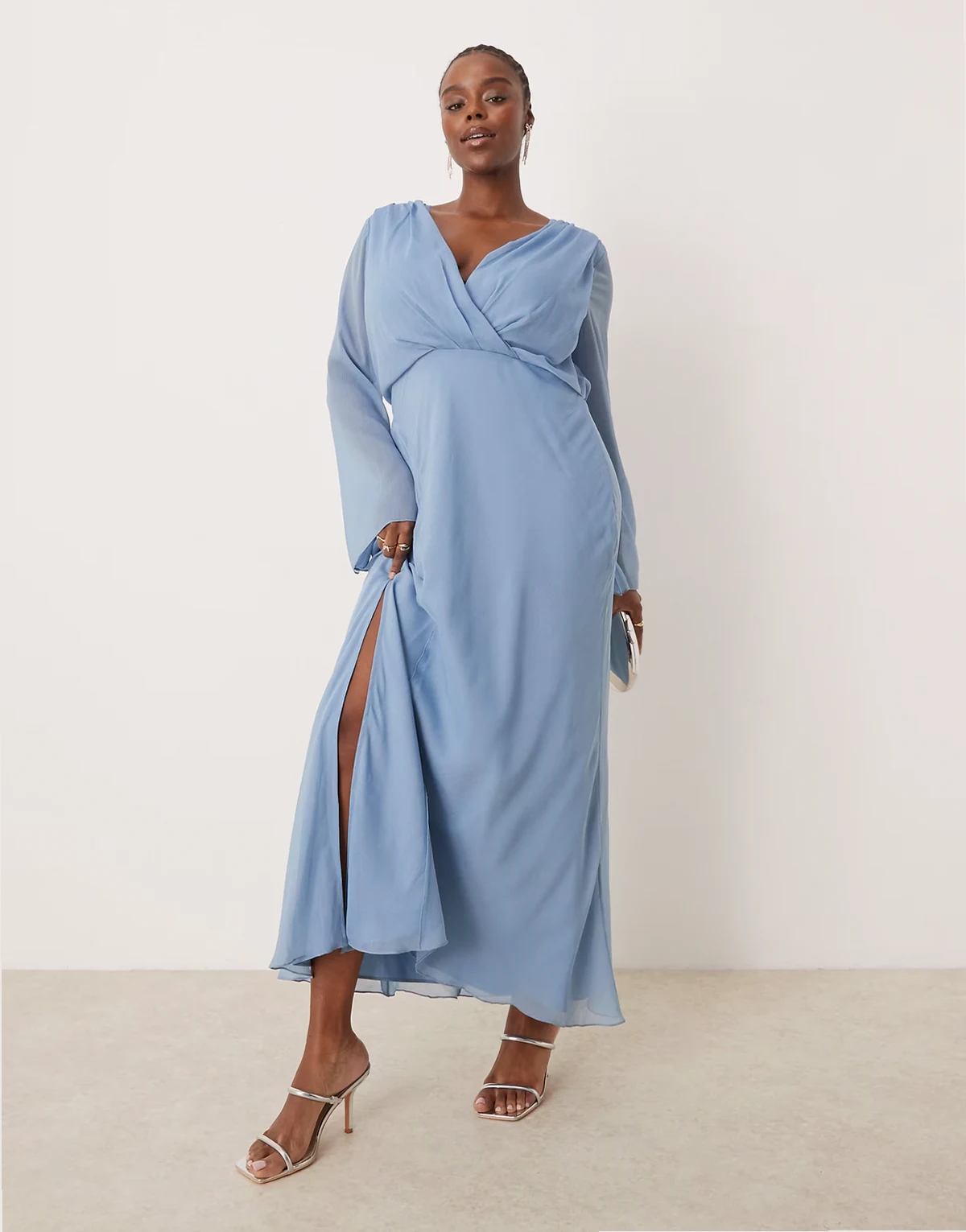 ASOS DESIGN Curve – Jasnoniebieska kopertowa sukienka midi z ozdobnymi szwami