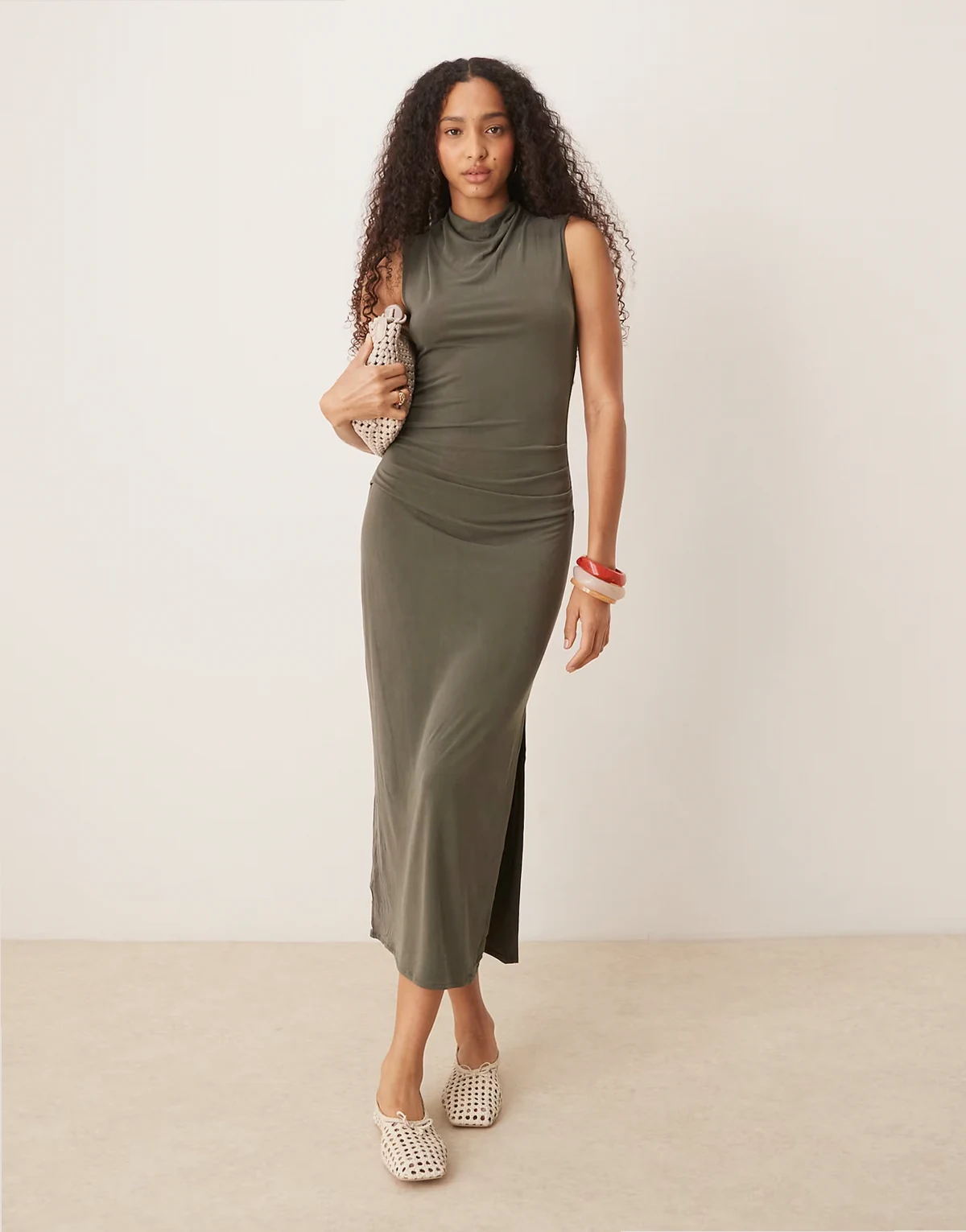 – Weiches, wadenlanges Kleid in verwaschenem Khaki mit Raffung