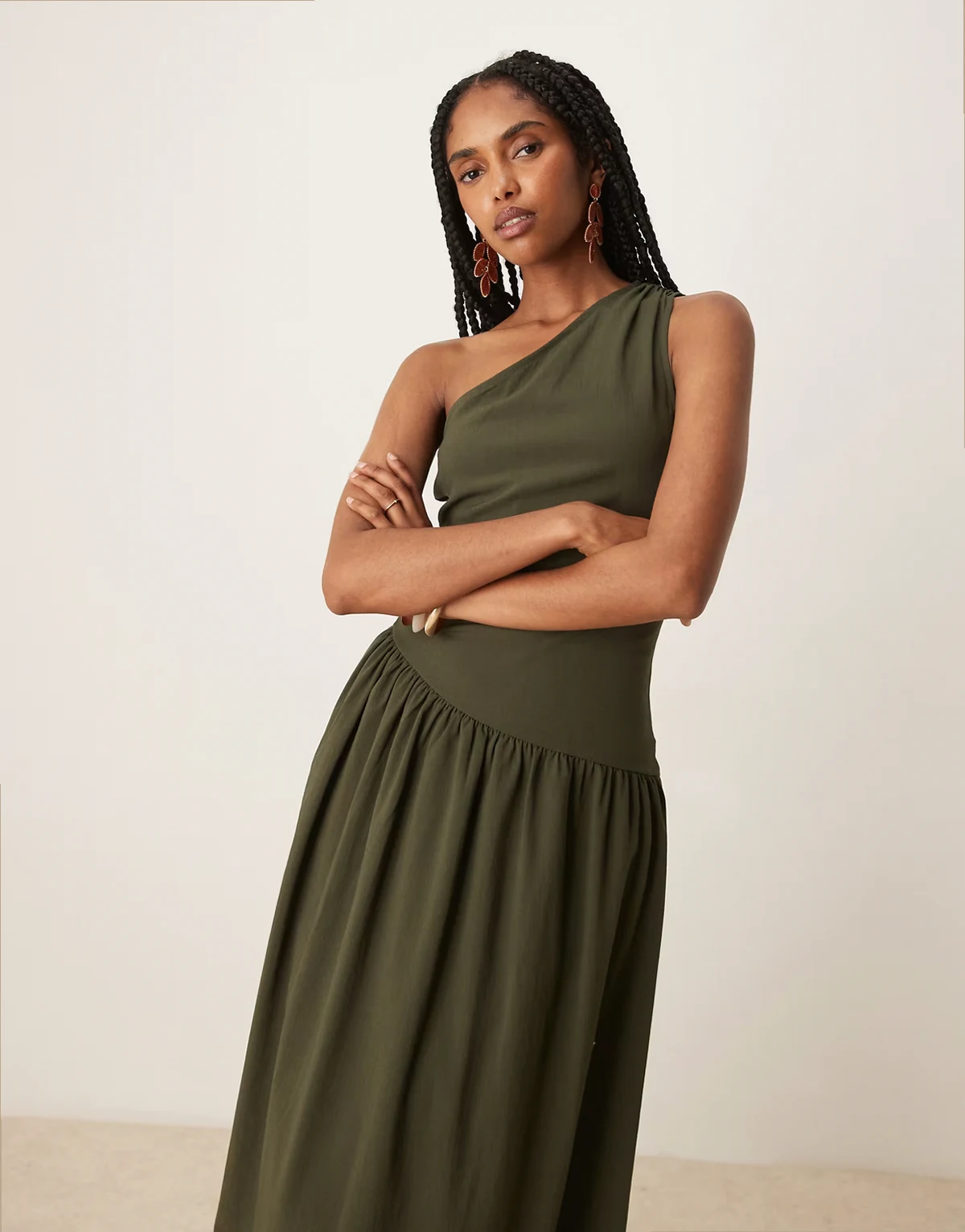 – Maxikleid in Khaki mit One-Shoulder-Träger, tiefer Taille und weichem Ballonsaum