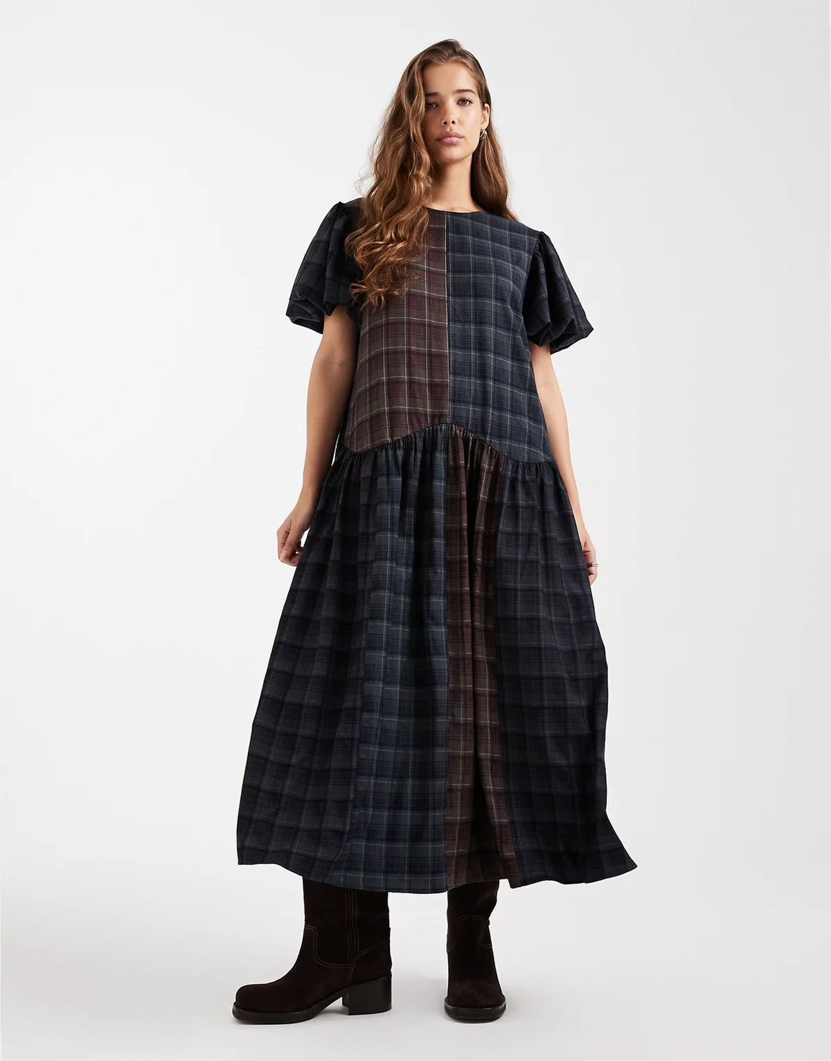 – Luźna sukienka maxi w różnokolorową kratkę