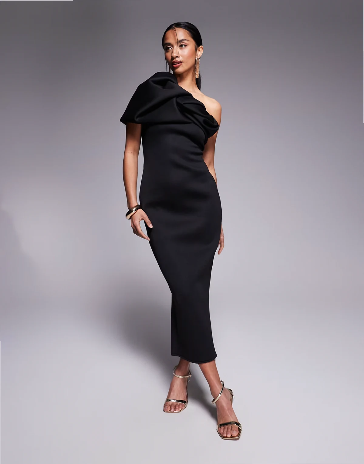 ASOS DESIGN Petite – Trägerloses strukturiertes Midikleid aus neoprenartigem Material in Schwarz mit Puffärmeln