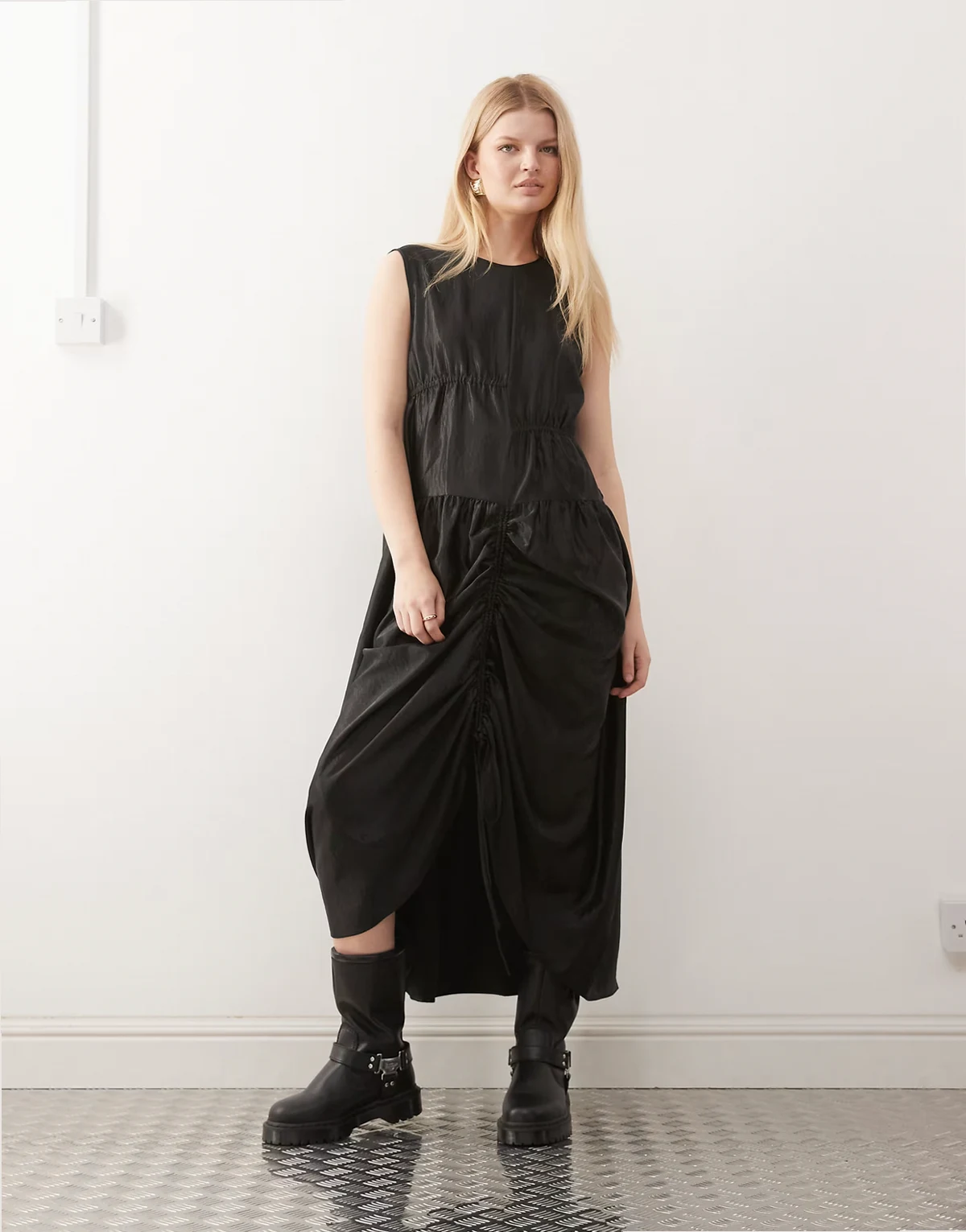 – Maxikleid aus Satin in Schwarz mit mehreren Kordelzügen