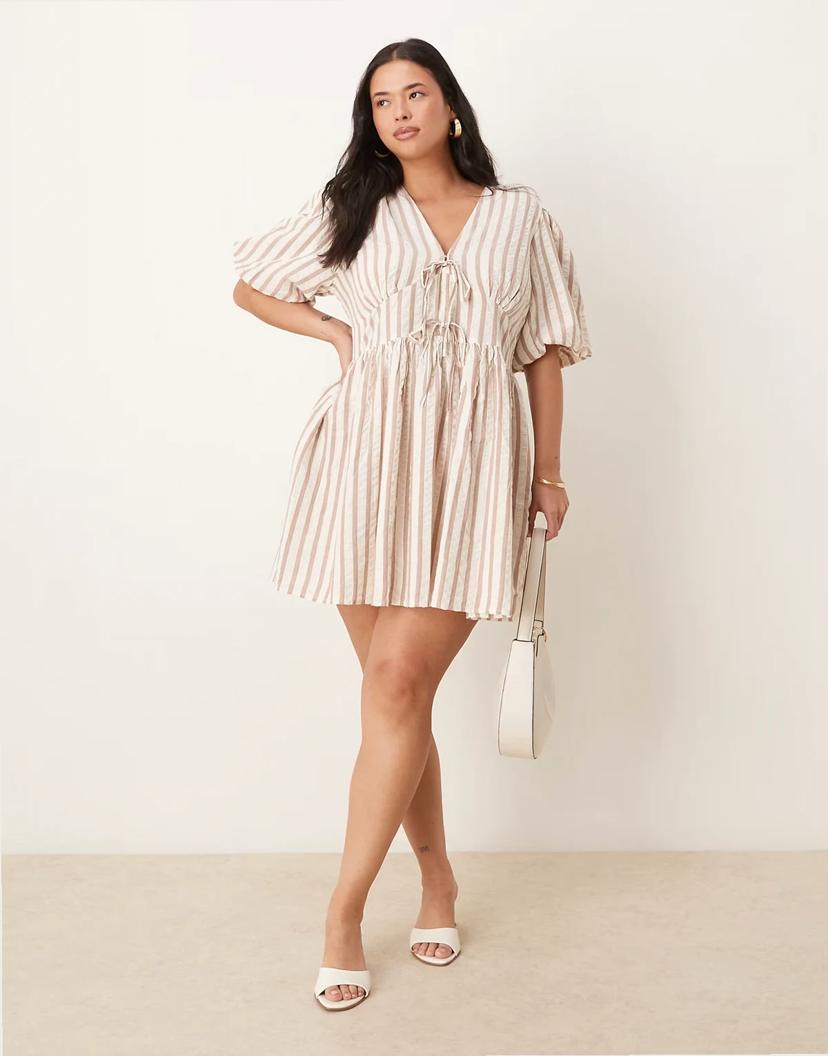 – Scottie – Gestreiftes Minikleid in neutralem Farbton mit Puffärmeln