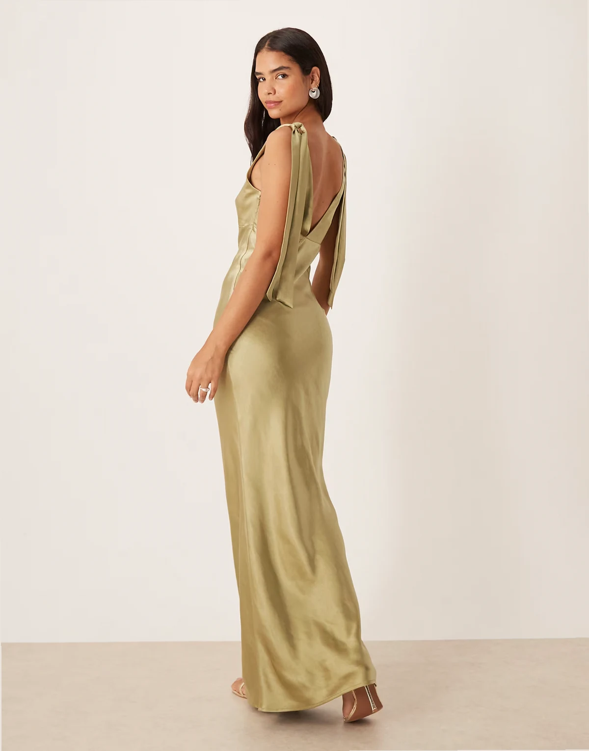 Bridesmaid – Piper – Oliwkowa satynowa sukienka maxi z dekoltem w szpic i kokardką na ramionach