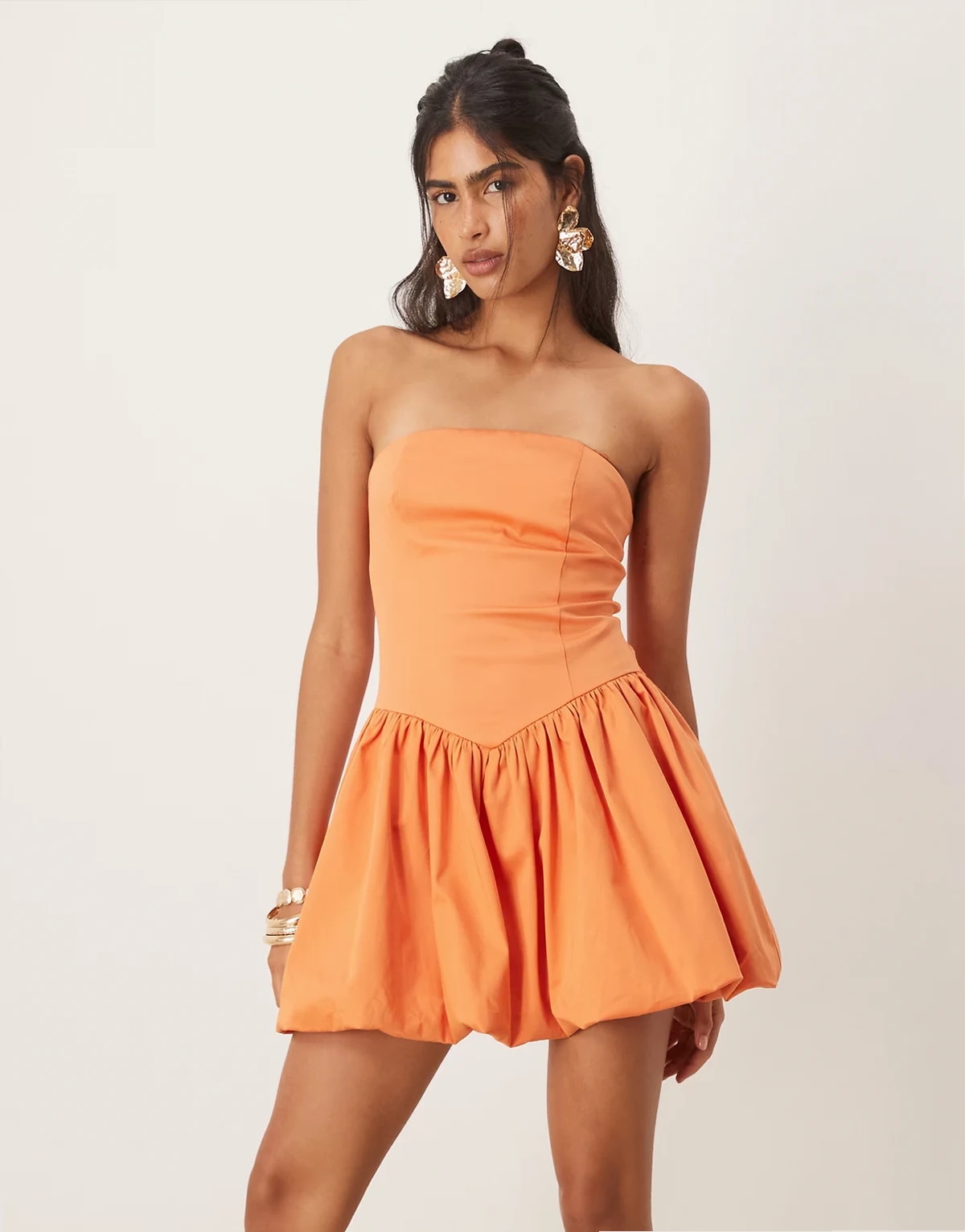 – Trägerloses Minikleid aus orangefarbenem Baumwollmix mit tiefer Taille und Ballonsaum