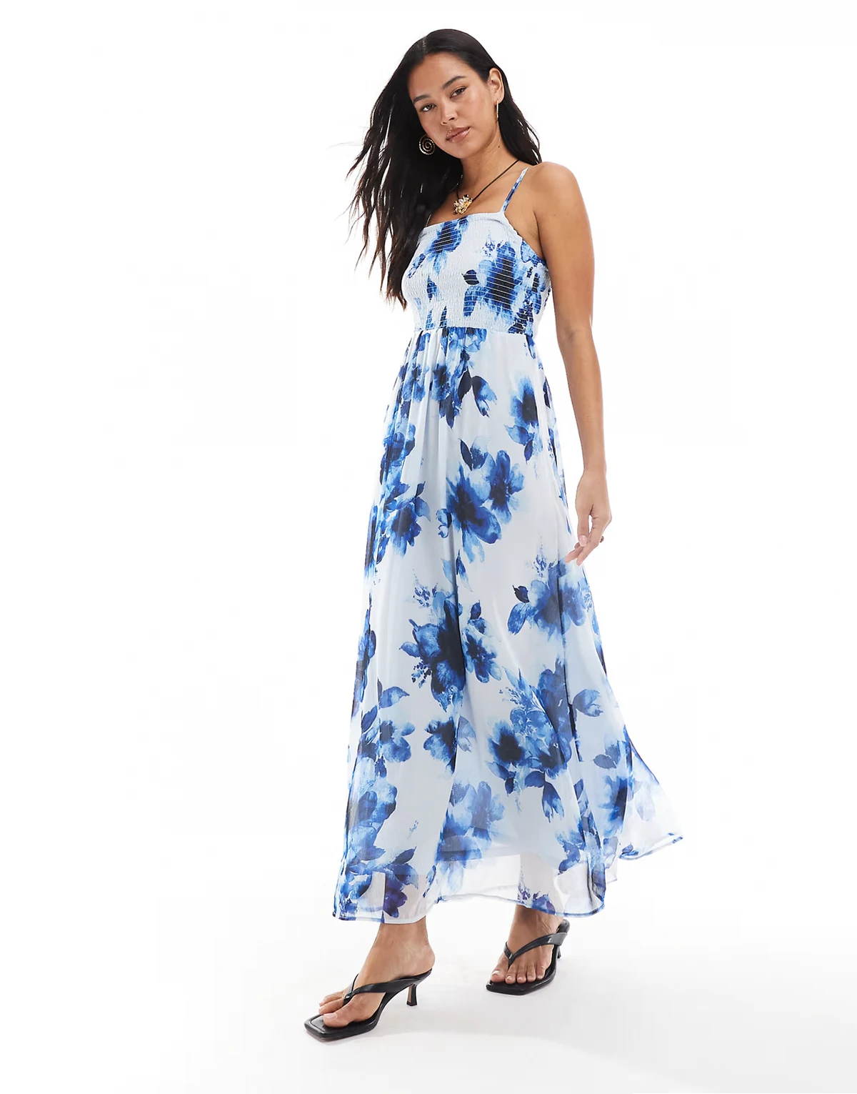 – Camisole-Maxikleid in Blau mit Blumenmuster in verschwommener Optik