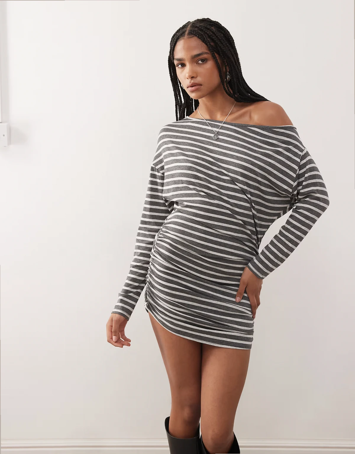– Schulterfreies Minikleid in Grau mit Streifen
