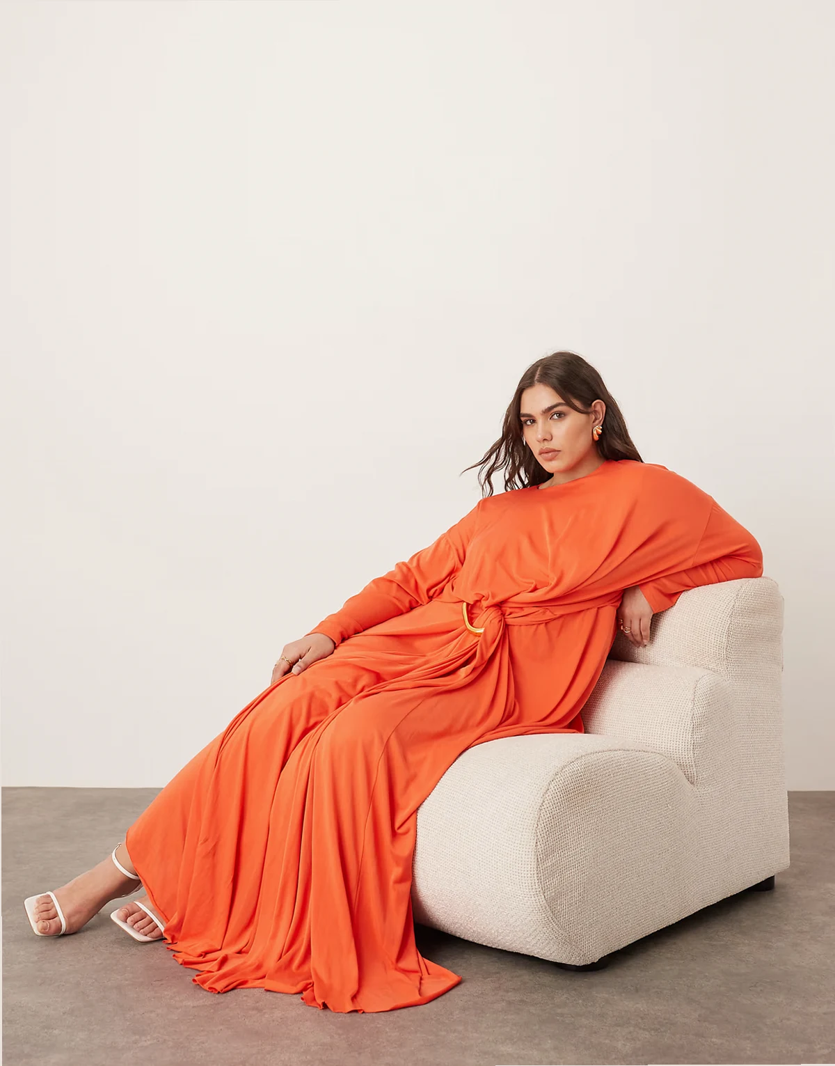 Curve – Czerwona miękka sukienka plisowana maxi z metalowym detalem