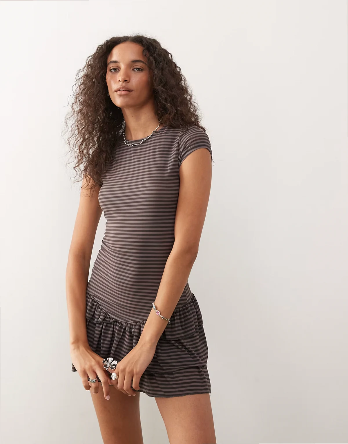 – Minikleid in Braun mit Grunge-Streifen und Rüschen