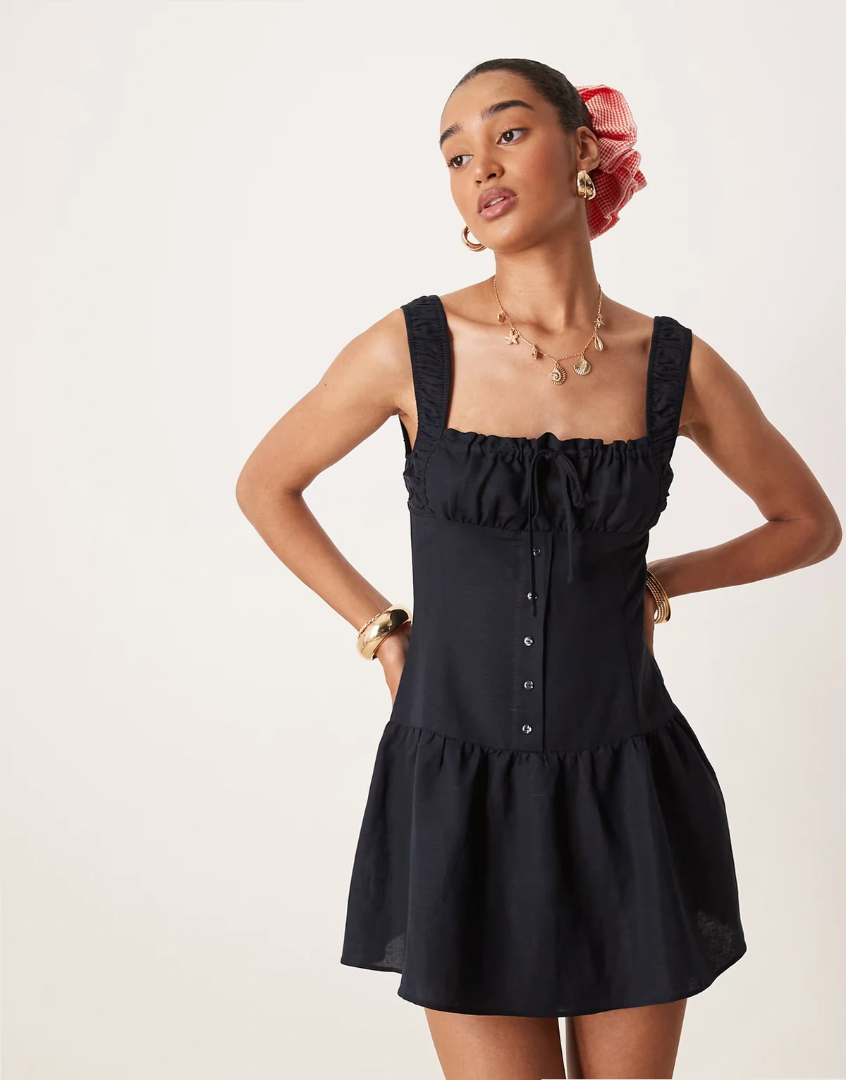 – Heart Shaped – Granatowa sukienka mini typu milkmaid z mieszanki lnu ze zbieraną spódnicą i wiązaniem z guzikami z przodu